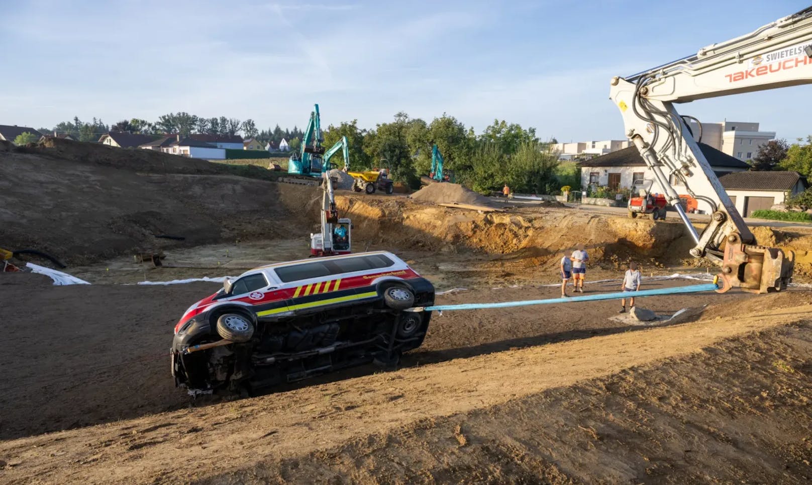 Gemeinsam mit der Baufirma zog die Feuerwehr das Fahrzeug aus der Grube.