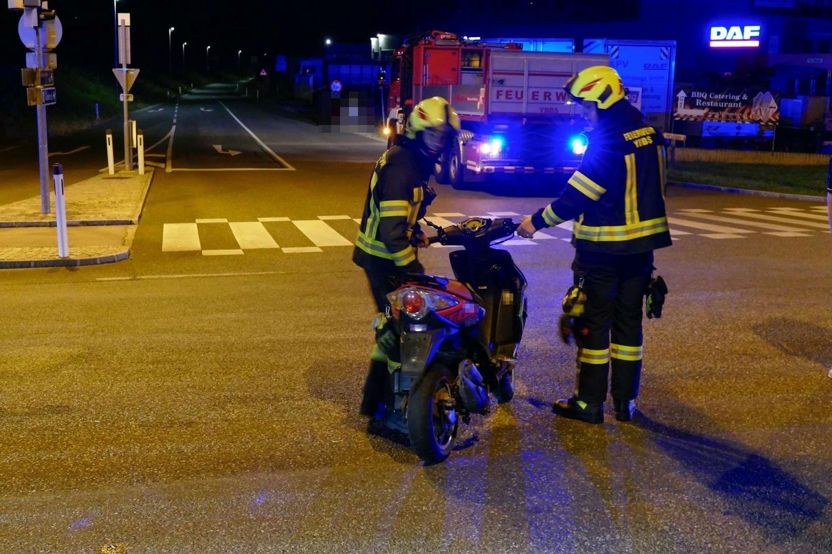 Zu einem Verkehrsunfall mit mehreren Fahrzeugen kam es Sonntagnacht auf der B25 nahe Ybbs. Bei einer ampelgeregelten Kreuzung dürfte eine Mopedlenkerin ihren Roller angehalten haben. Ein nachfolgender Pkw konnte nicht mehr rechtzeitig anhalten und kollidierte mit der Lenkerin.