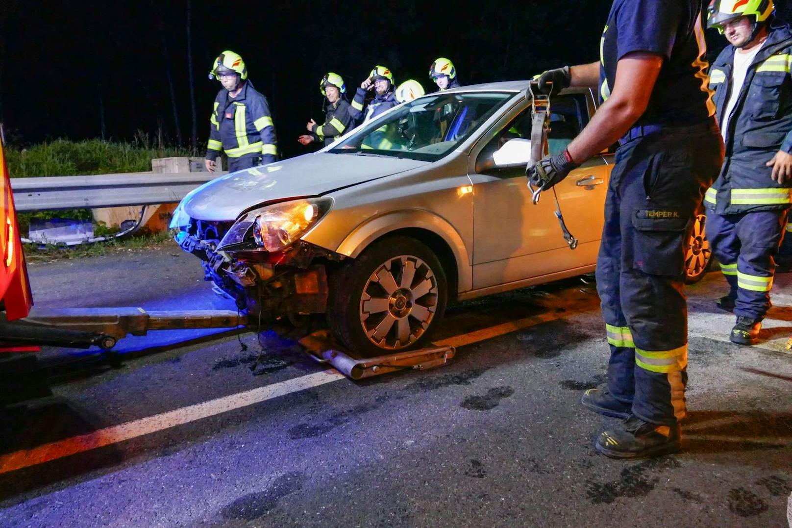 Zu einem Verkehrsunfall mit mehreren Fahrzeugen kam es Sonntagnacht auf der B25 nahe Ybbs. Bei einer ampelgeregelten Kreuzung dürfte eine Mopedlenkerin ihren Roller angehalten haben. Ein nachfolgender Pkw konnte nicht mehr rechtzeitig anhalten und kollidierte mit der Lenkerin.