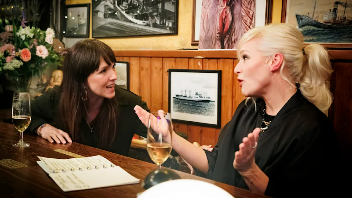 Neben Kebekus steht ein Bier.