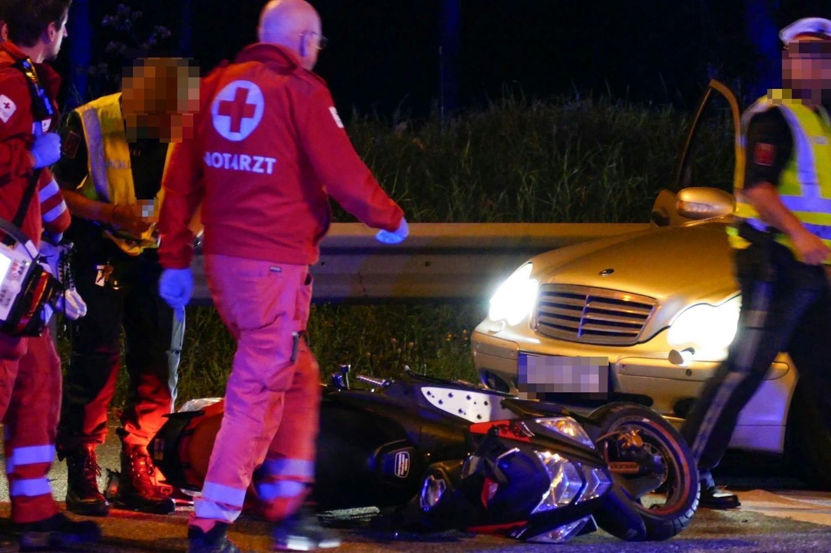 Zu einem Verkehrsunfall mit mehreren Fahrzeugen kam es Sonntagnacht auf der B25 nahe Ybbs. Bei einer ampelgeregelten Kreuzung dürfte eine Mopedlenkerin ihren Roller angehalten haben. Ein nachfolgender Pkw konnte nicht mehr rechtzeitig anhalten und kollidierte mit der Lenkerin.