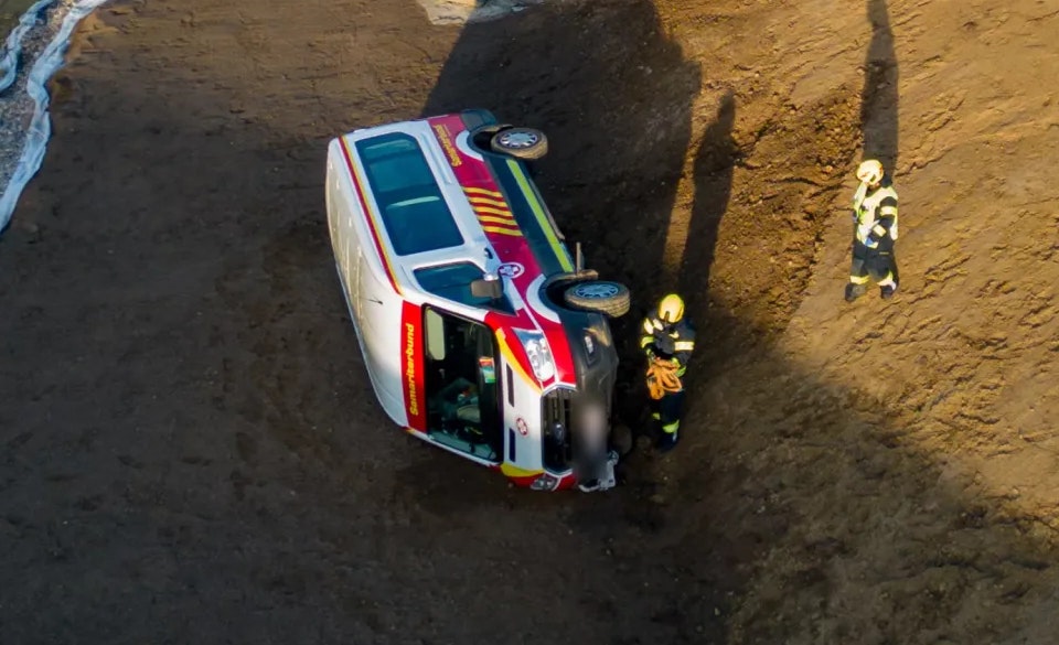 Der Transporter musste aus einer Baugrube geborgen werden.