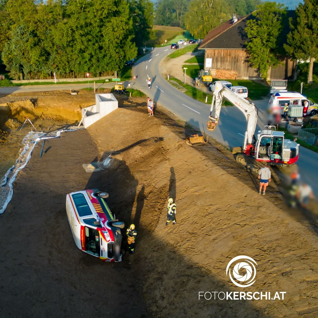 Heute.at - Bus stürzt ab, Kinder erleben Schock ihres Lebens