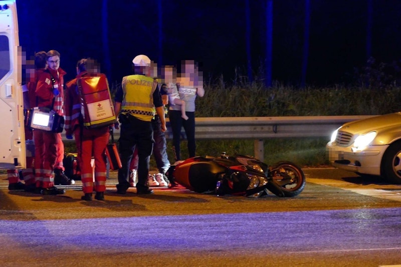 Zu einem Verkehrsunfall mit mehreren Fahrzeugen kam es Sonntagnacht auf der B25 nahe Ybbs. Bei einer ampelgeregelten Kreuzung dürfte eine Mopedlenkerin ihren Roller angehalten haben. Ein nachfolgender Pkw konnte nicht mehr rechtzeitig anhalten und kollidierte mit der Lenkerin.