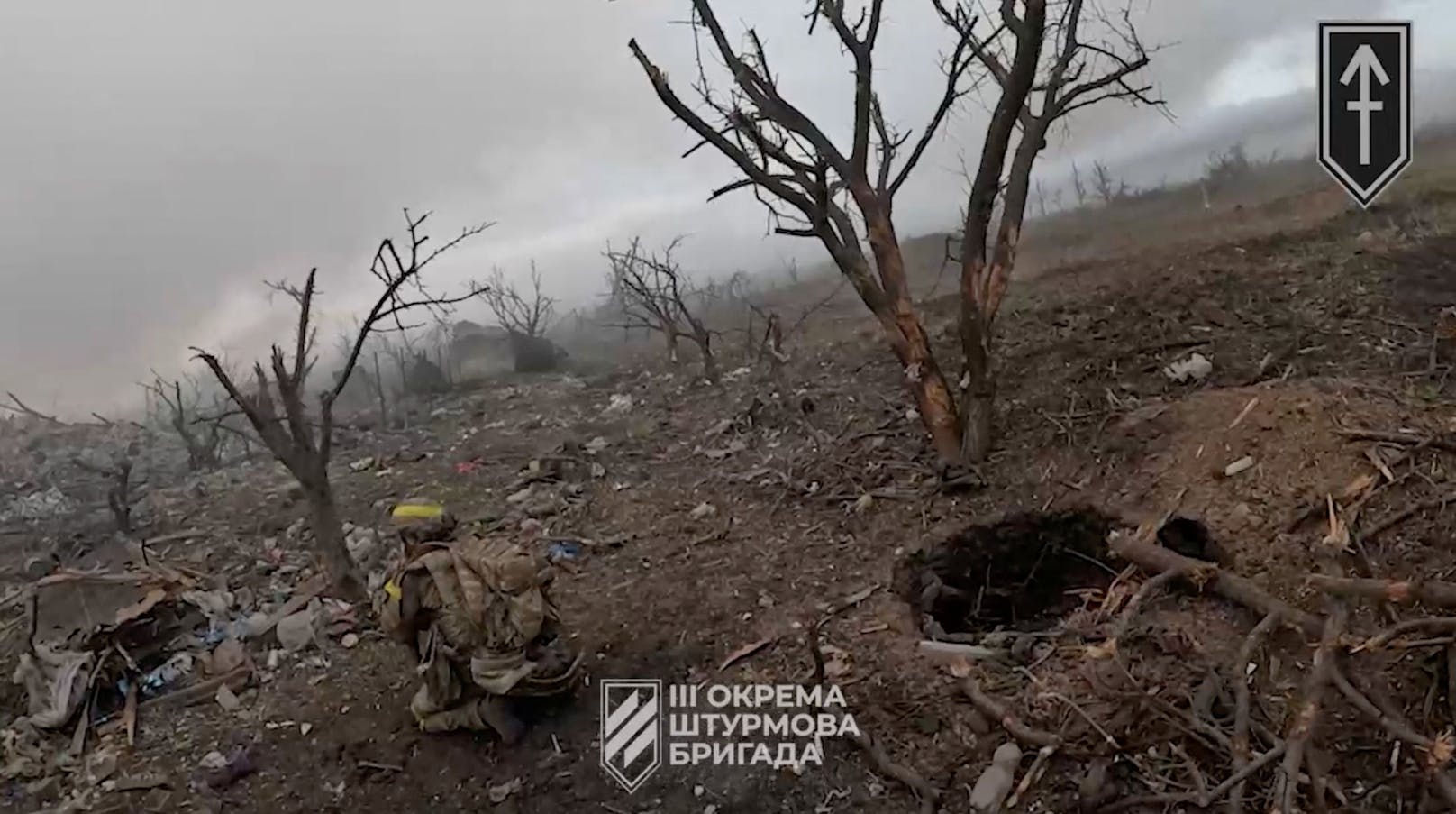 Diese Screenshots aus einem am 16. September 2023 veröffentlichten Video sollen die Befreiung von Andrijiwka nahe Bachmut durch ukrainische Soldaten zeigen.