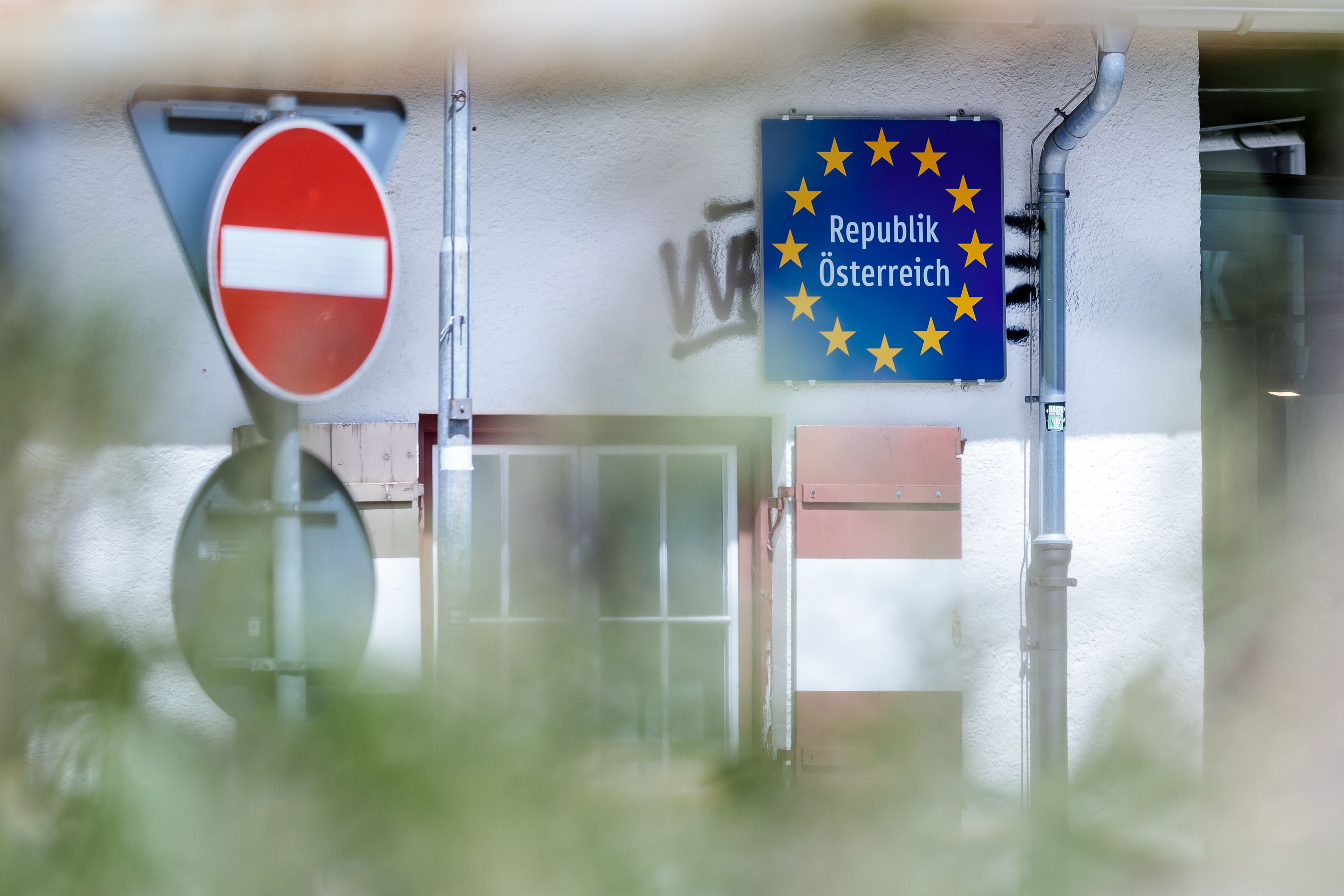 Um die Einschleppung der Maul- und Klauenseuche nach Österreich zu verhindern, schließt Österreich seine Grenze zur Slowakei und nach Ungarn. Eine Grenzüberschreitung ist jetzt nur noch an wenigen Orten möglich.