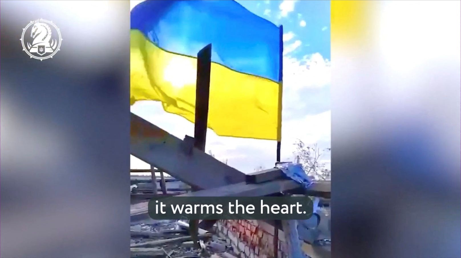 <strong>28. August 2023:</strong> Beschädigte Häuser in Robotyne. Ein Video des ukrainischen Verteidigungsministeriums zeigt das Hissen der blau-gelben Nationalflagge in dem Ort.

