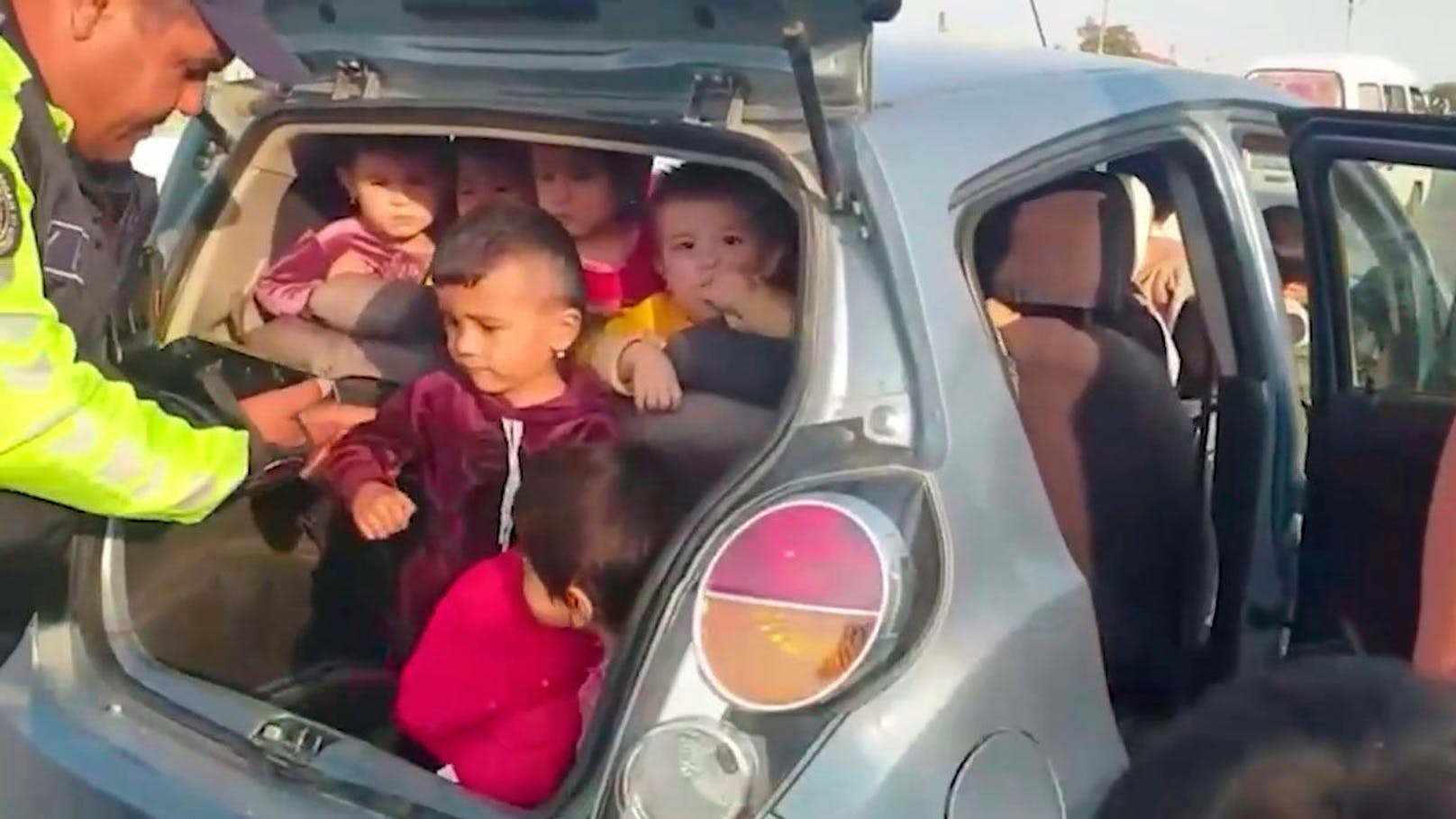 In Usbekistan ist eine Kindergartenleiterin gestoppt worden, die 25 ihrer Schützlinge in ihren Pkw gepfercht hatte. 
