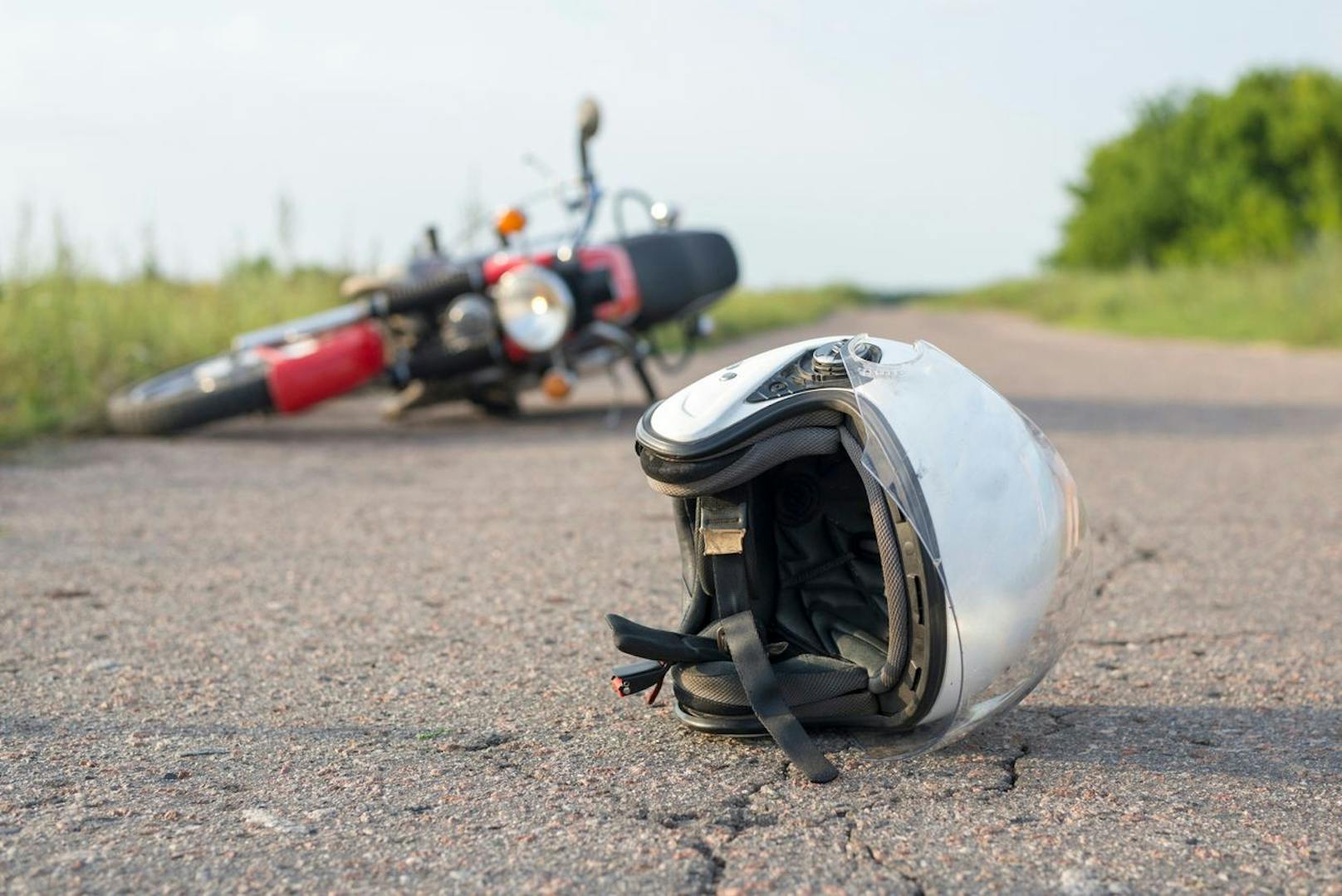Der Motorradfahrer starb noch an der Unfallstelle. (Symbolbild)