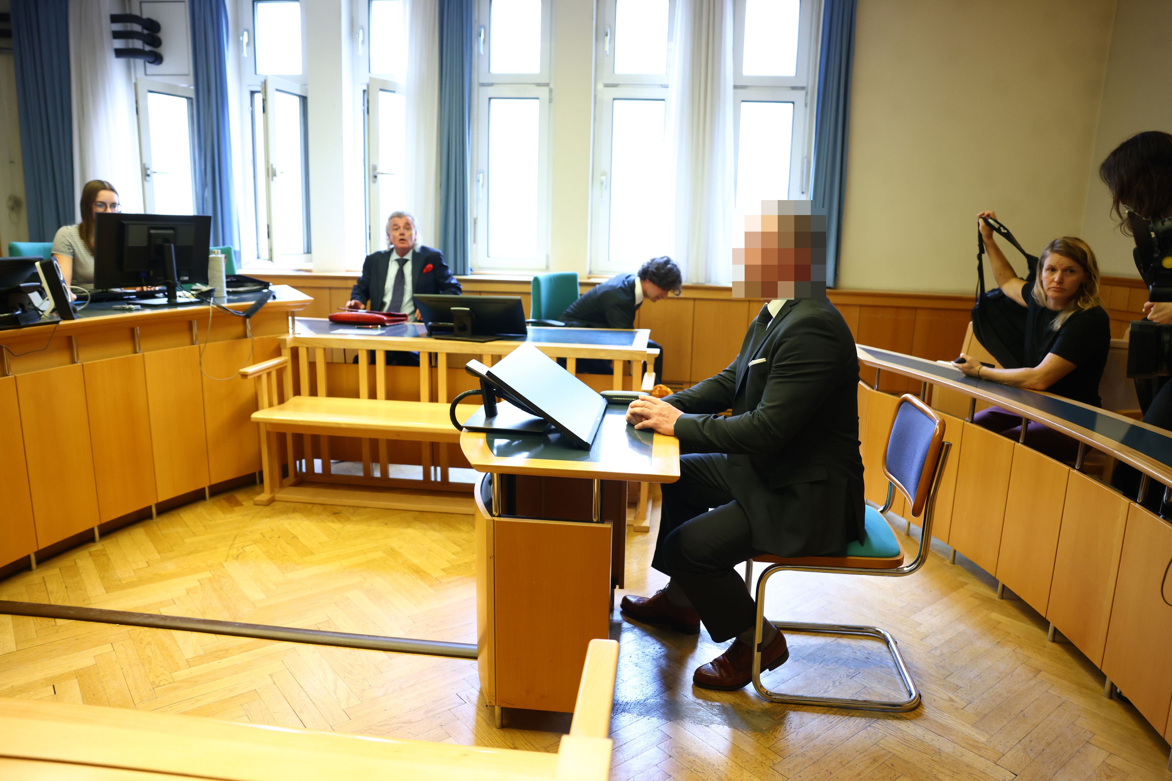 Straches Fahrer fuhr vor Gericht ein – muss eine Geldbuße zahlen.