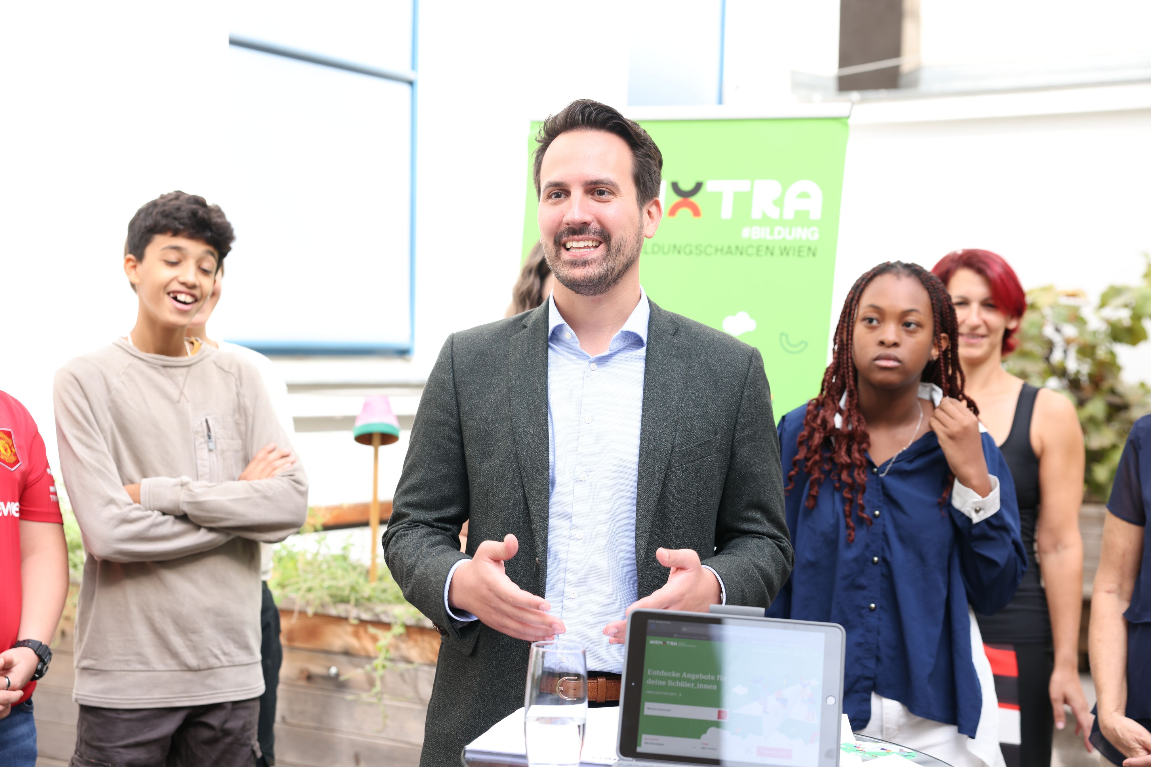 Bildungsstadtrat Christoph Wiederkehr bei der Präsentation der Wiener Bildungschancen in der Mittelschule Pazmanitengasse (Wien-Leopoldau).