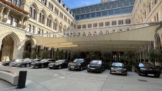 Luxus-Fuhrpark: Die Landeshauptleute trafen sich am Montag zu einer Sitzung im Wiener Rathaus. Ihre Dienstwägen parkten derweil im Arkadenhof.