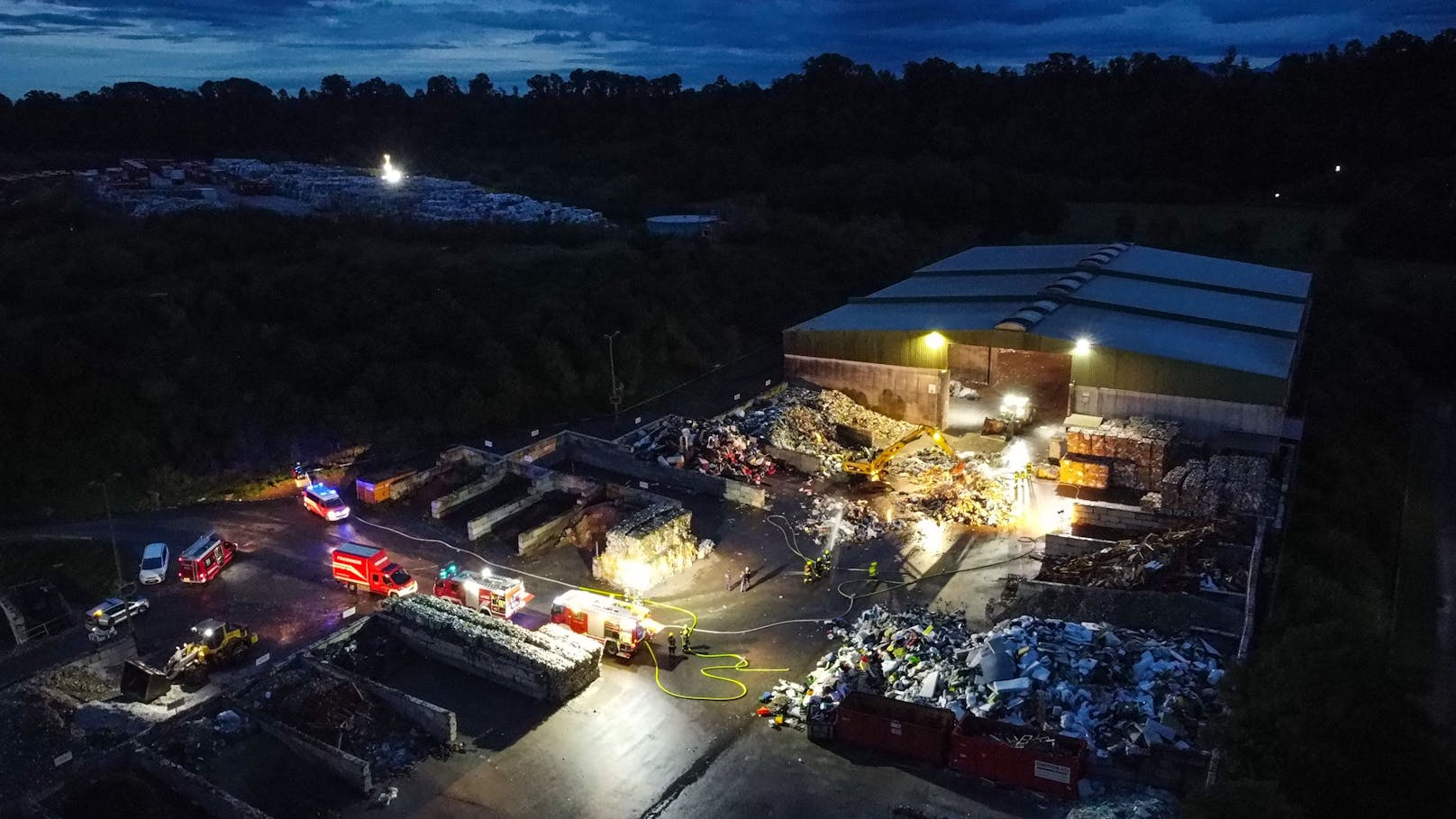 Ein Brand bei einem Entsorgungsunternehmen hat Dienstagfrüh für einen Einsatz zweier Feuerwehren gesorgt. Die Feuerwehr wurde zu einem Brandmeldealarm nach Redlham (Bezirk Vöcklabruck) alarmiert.