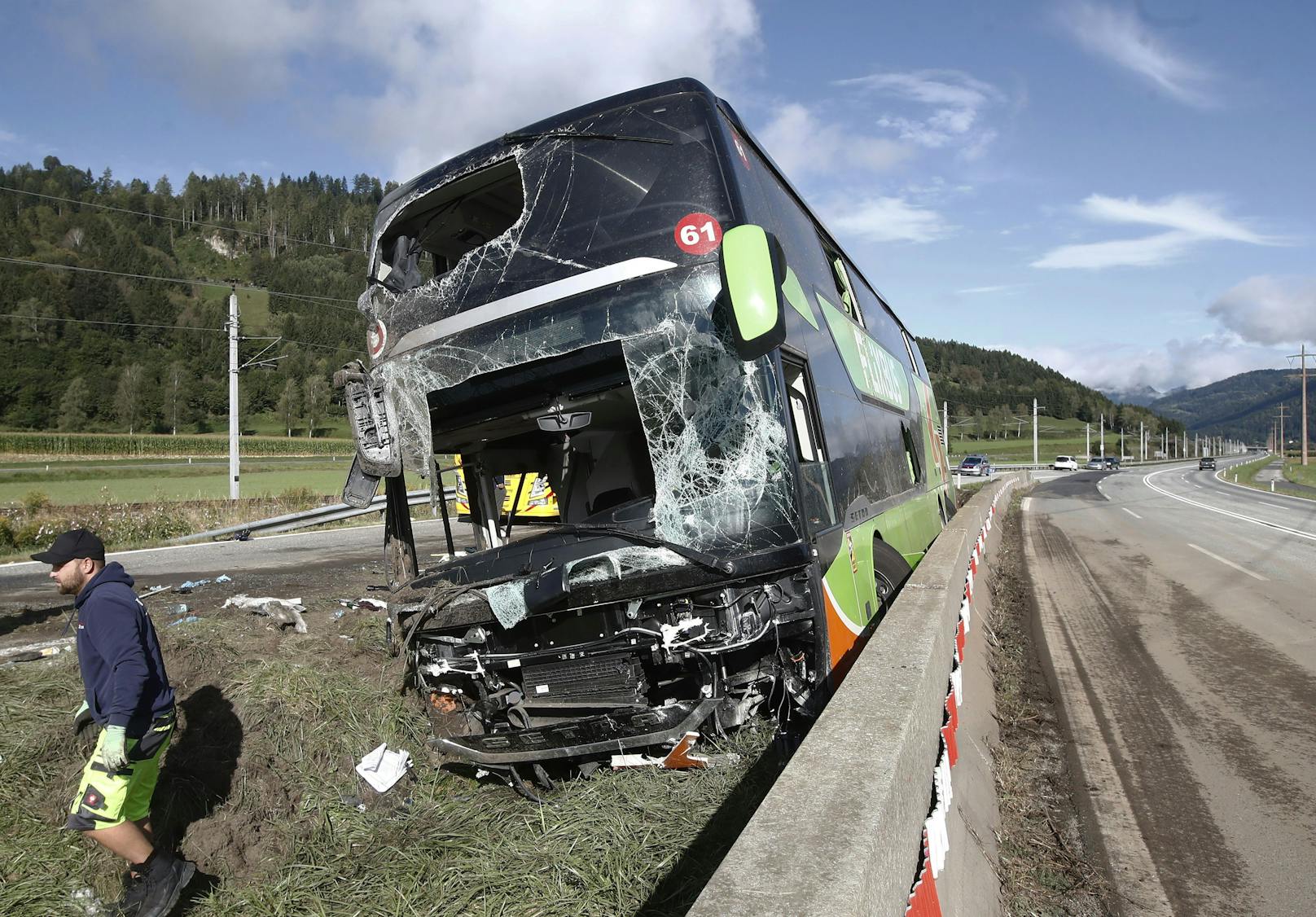 "Es haben sich 44 Personen in dem Bus befunden, davon zwei Lenker. Einige Personen wurden zum Teil verletzt und wurden ins Krankenhaus Friesach oder Klinikum Klagenfurt verbracht", erklärte Lisa Sandrieser, Sprecherin der Polizei, gegenüber <a href="https://www.5min.at/202309708728/toedlicher-ausgang-frau-bei-busunfall-ums-leben-gekommen/" target="_blank">"5 Minuten"</a>.