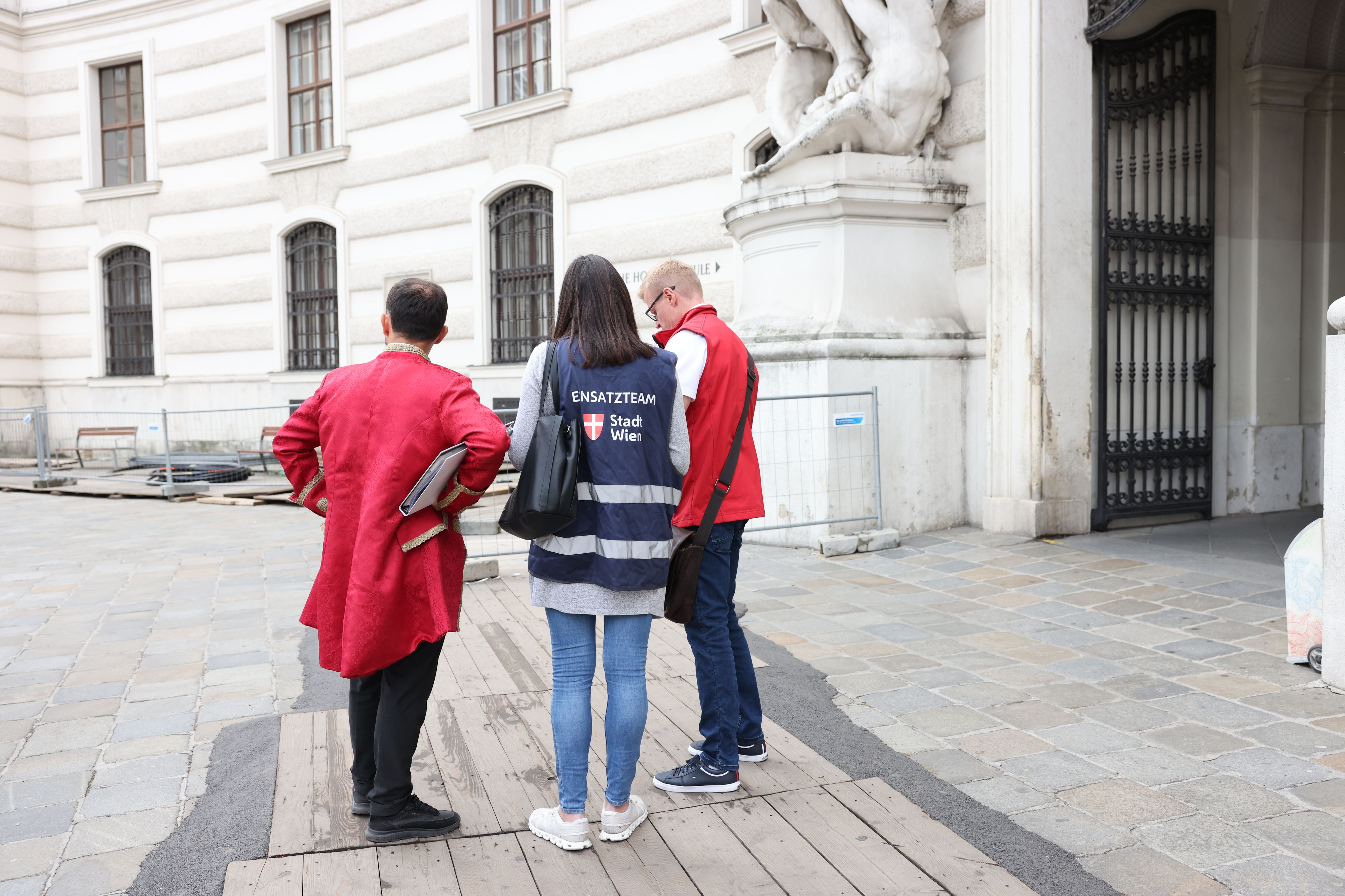 Ein Mozartverkäufer (li.) wird von zwei Mitarbeitern der Gruppe Sofortmaßnahmen kontrolliert. Er kann aber alle Bescheide vorweisen und darf stehen bleiben.