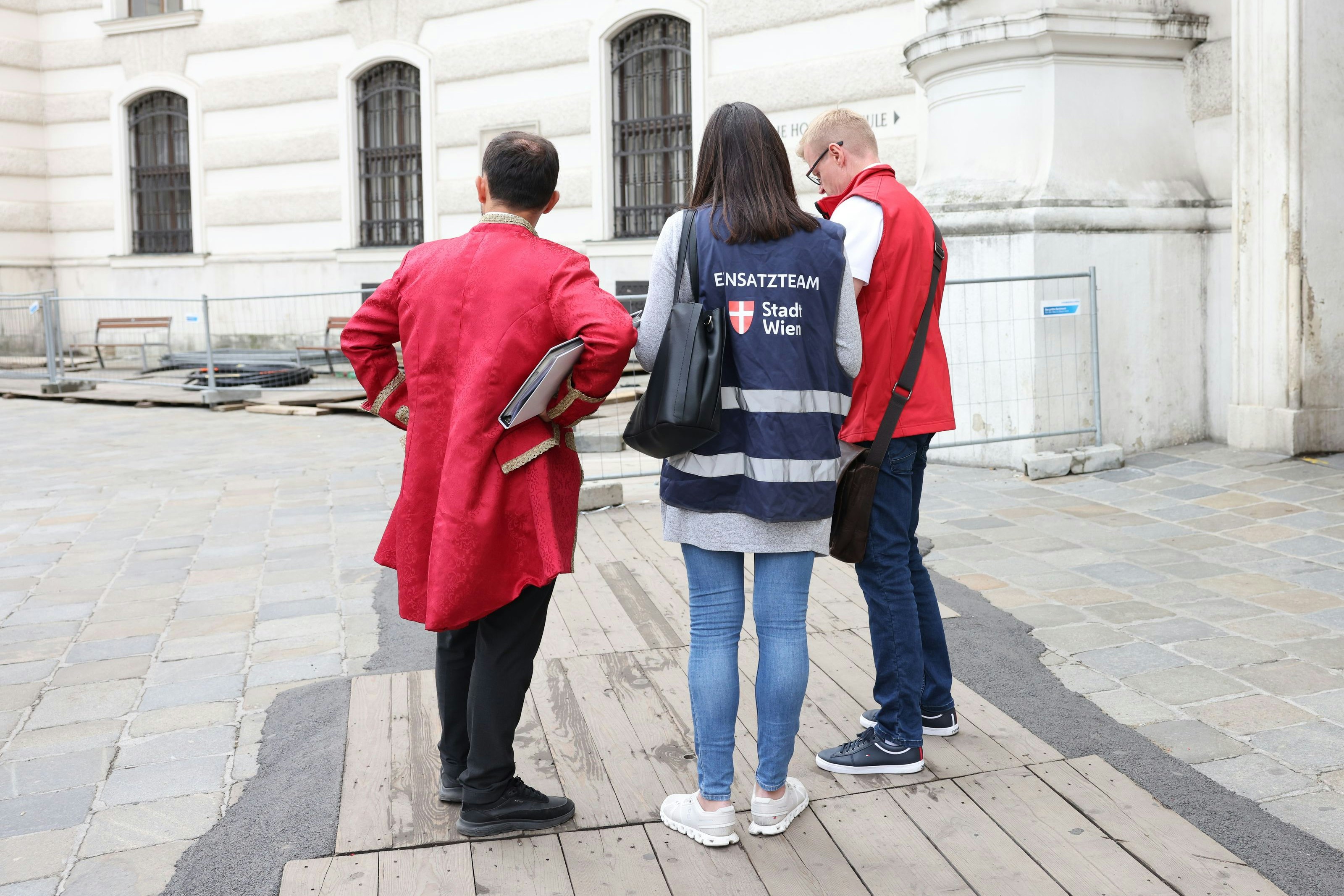 Ein Mozartverkäufer (li.) wird von zwei Mitarbeitern der Gruppe Sofortmaßnahmen kontrolliert. Er kann aber alle Bescheide vorweisen und darf stehen bleiben.