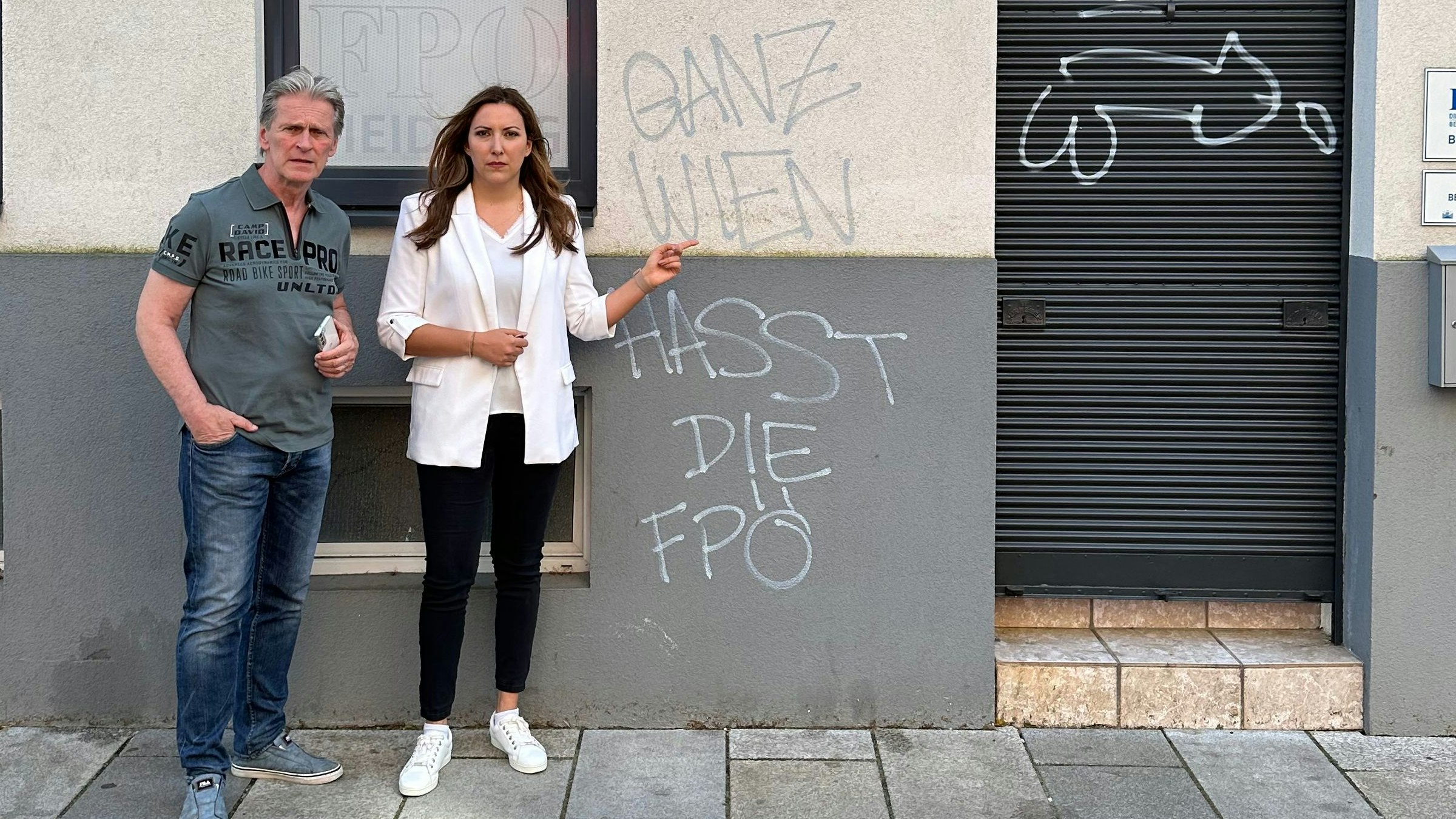 Meidlings Bezirksparteiobfrau Petra Steger und Klubobmann Wolfgang Reinold vor dem beschmierten Büro der FPÖ in Wien-Meidling.