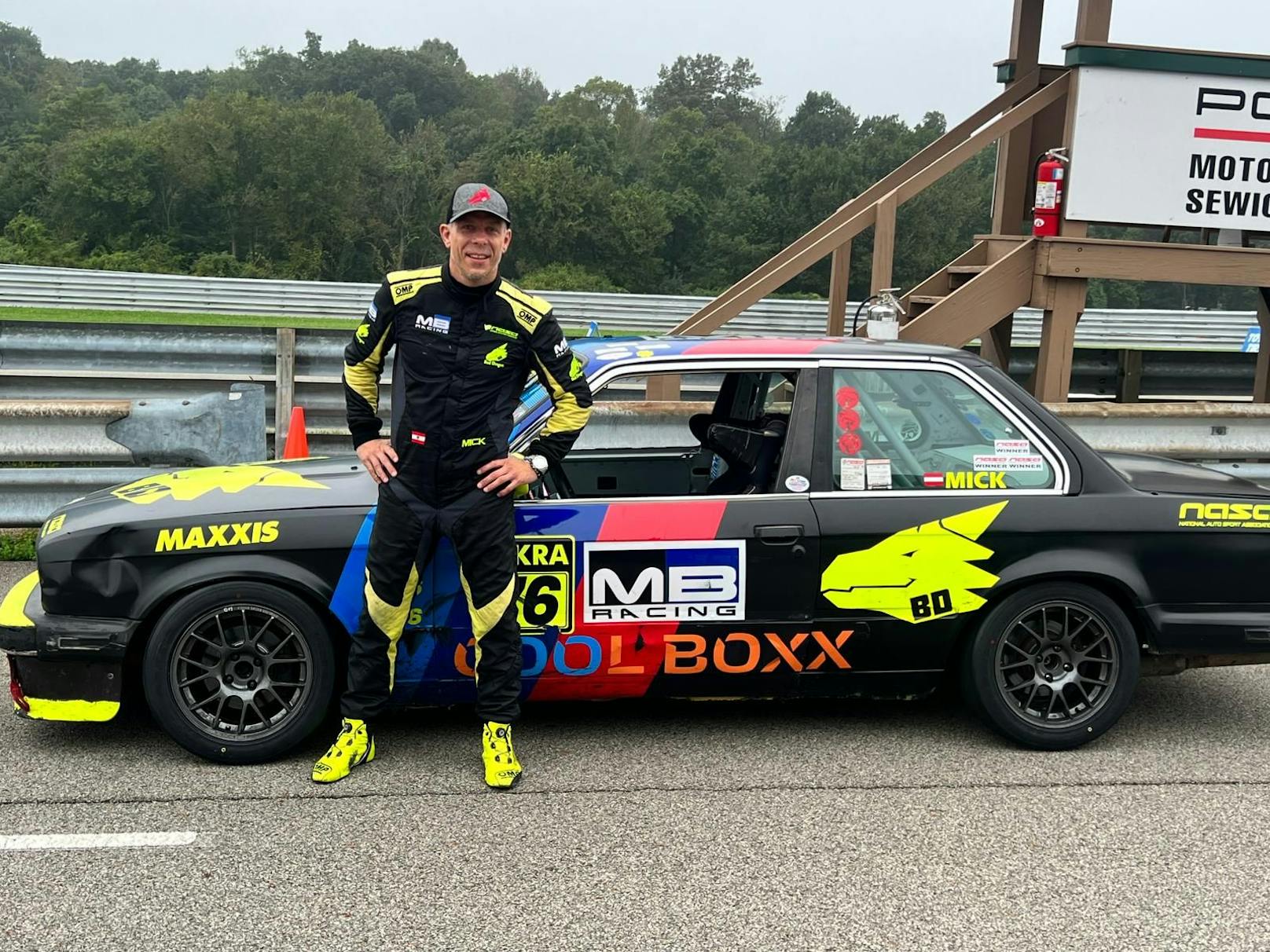 Mick Blue ist weiter auf der Überholspur! Der steirische Pornostar raste mit seinem "Bad Dragon BMW" bei der TT6-Meisterschaft der National Auto Sport Association (NASA) auf den starken zweiten Platz.