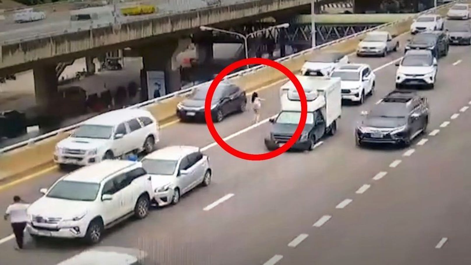 Gefesselte Frau springt aus Auto und entkommt Entführer