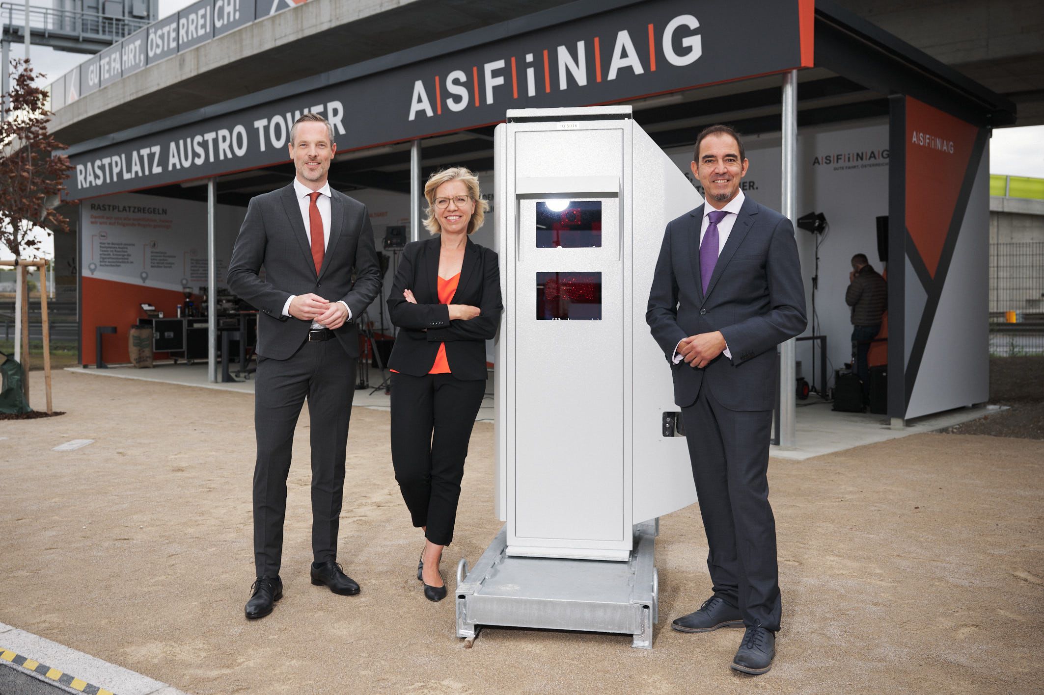 Asfinag-Vorstand Hartwig Hufnagl, Verkehrsministerin Leonore Gewessler (Grüne) und KfV-Geschäftsführer Christian Schimanofsky (v.l.) mit einer der 20 mobilen Section Control Anlagen in Österreich.