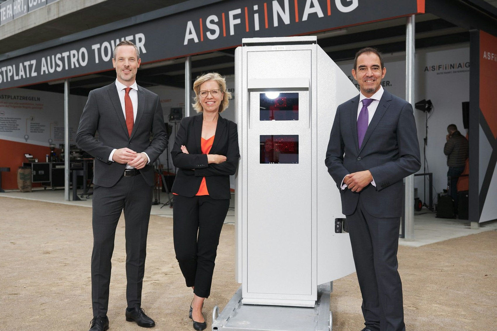 Asfinag-Vorstand Hartwig Hufnagl, Verkehrsministerin Leonore Gewessler (Grüne) und Christian Schimanofsky (v.l.) mit einer der 20 mobilen Section Control Anlagen in Österreich.