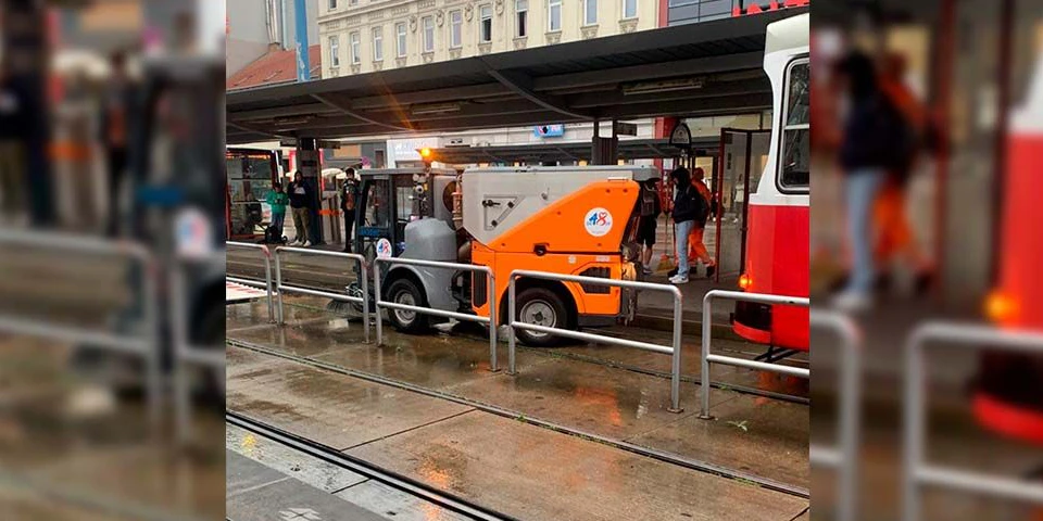 Das Putzfahrzeug blockierte gleich mehrere Bim-Linien.