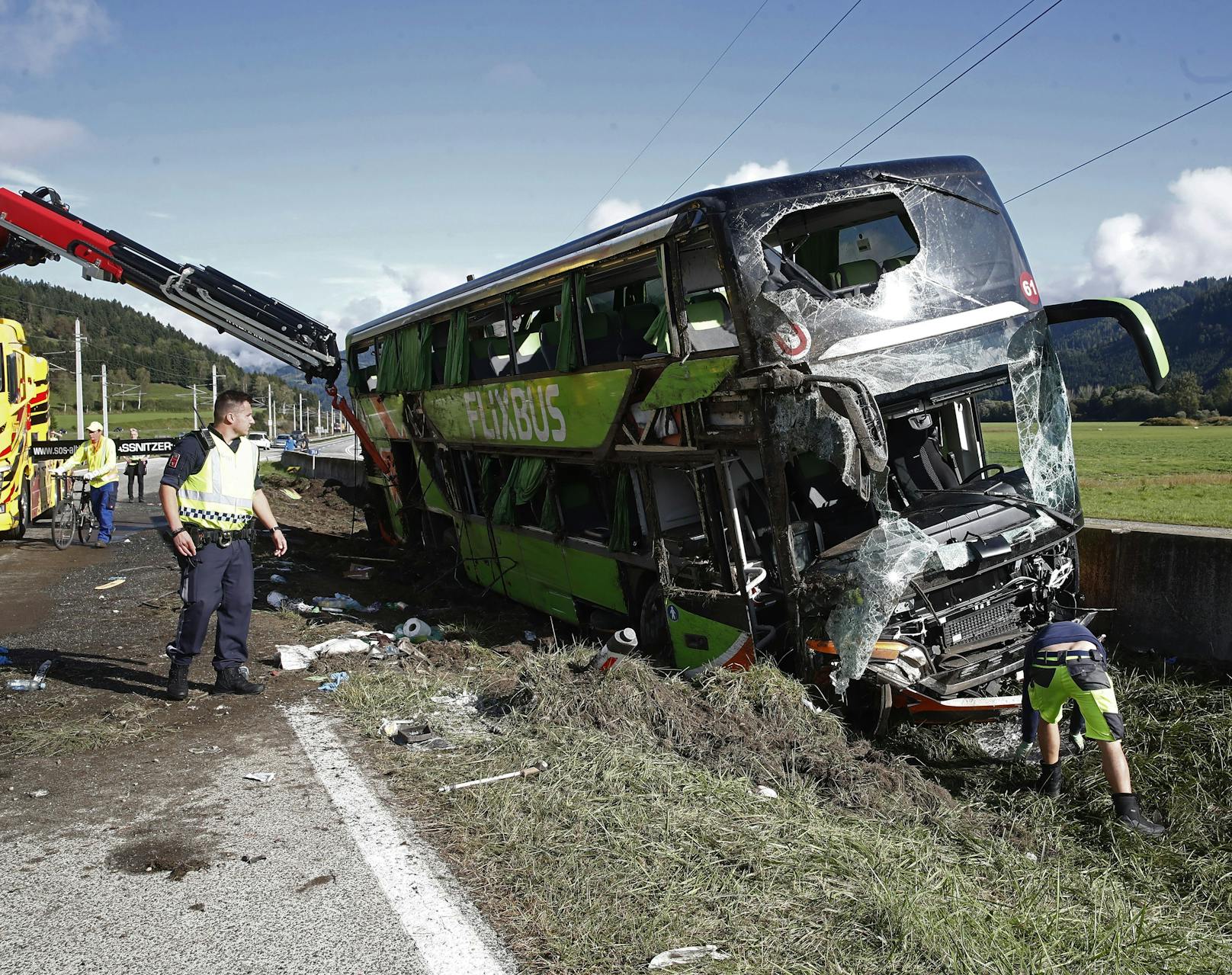 In Micheldorf (Bezirk St. Veit an der Glan) in Kärnten ist ein Bus von der Straße abgekommen und umgestürzt. Das Opfer ist eine 19-Jährige.
