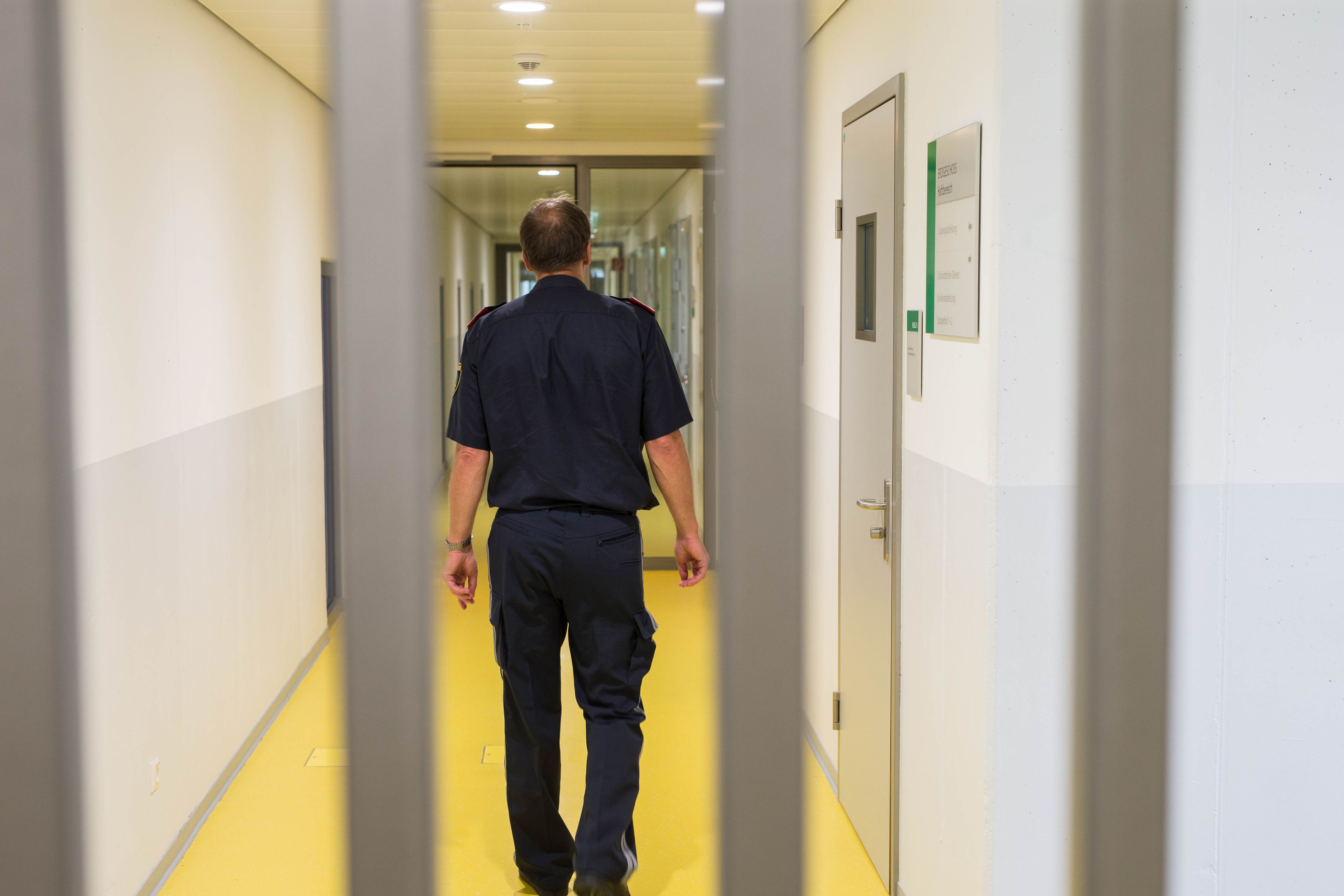 Symbolbild: Ein Justizwachebeamter in einer Haftanstalt