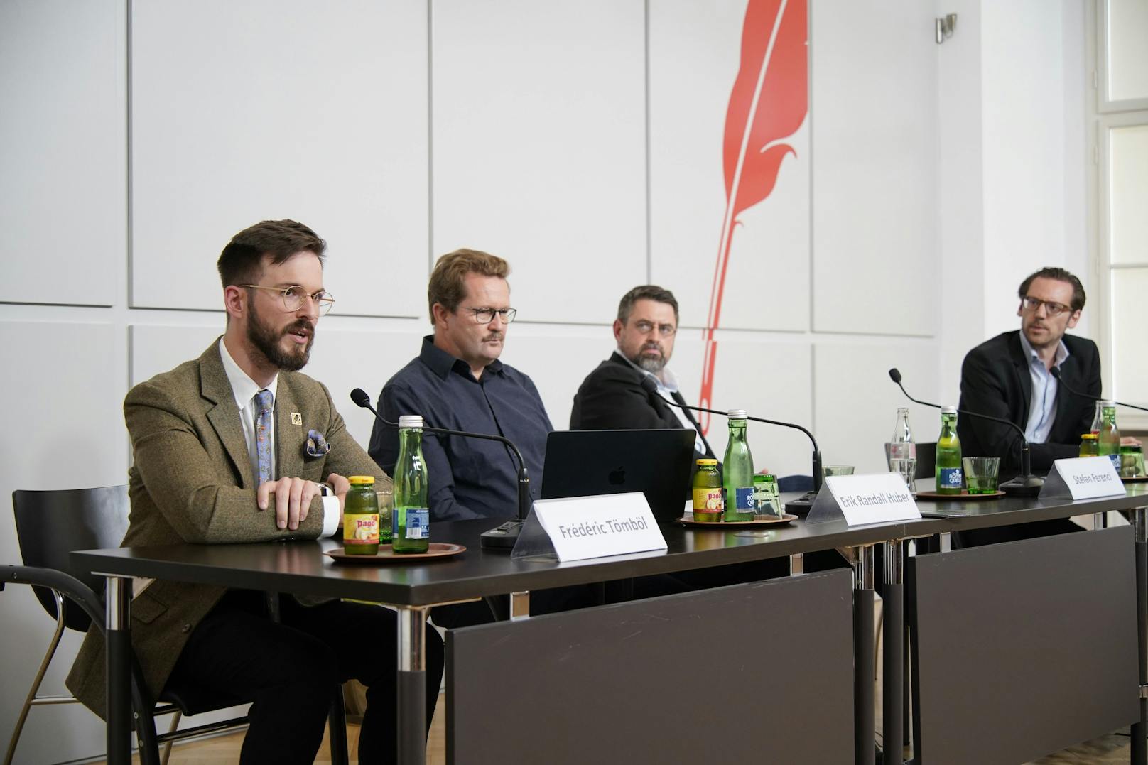 Frédéric Tömböl, Erik Randall Huber, Stefan Ferenci und Stefan Konrad (v. li.) forderten geschlossen Steinharts Rücktritt.