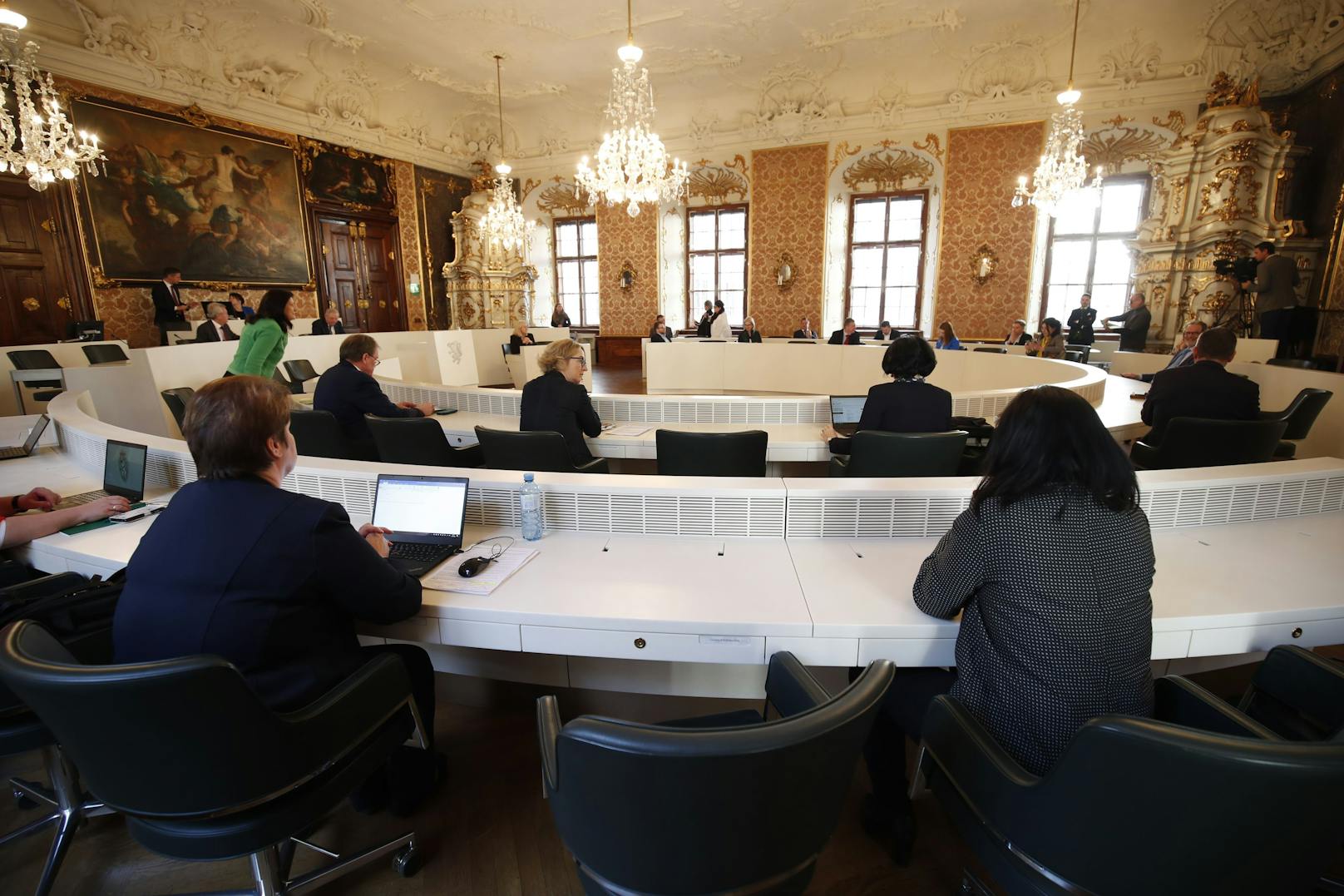 Blick in den steirischen Landtag während einer Sitzung im Corona-Jahr 2020. Als Schutzmaßnahme blieb jeder zweite Sitzplatz frei. 
