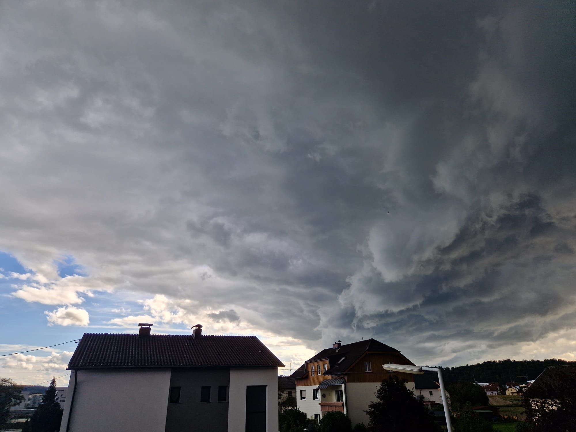 Dicke Gewitterwolken zogen bereits am Dienstagnachmittag über die Landeshauptstadt Linz.