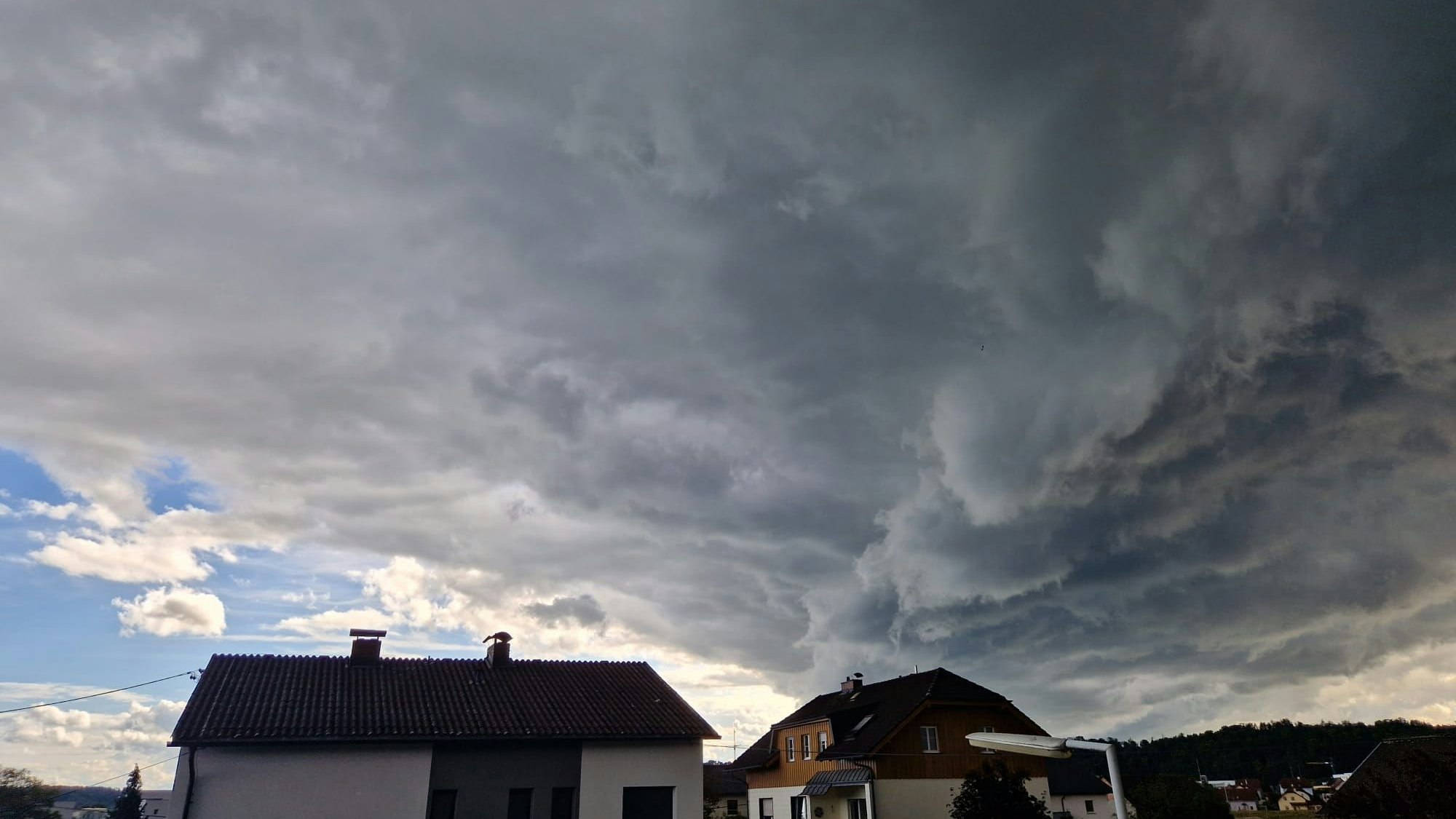 Dicke Gewitterwolken zogen am Dienstagnachmittag über die Landeshauptstadt Linz.