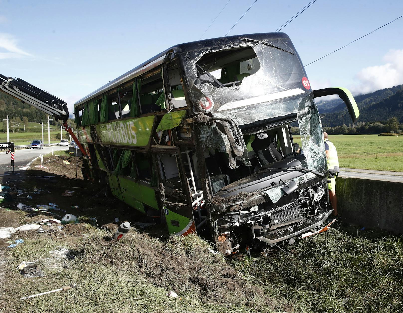 Laut ersten Informationen kam ein Flixbus von der Fahrbahn ab und stürzte um. Als die Einsatzkräfte an den Unfallort kamen, lag der Bus bereits auf der Seite.