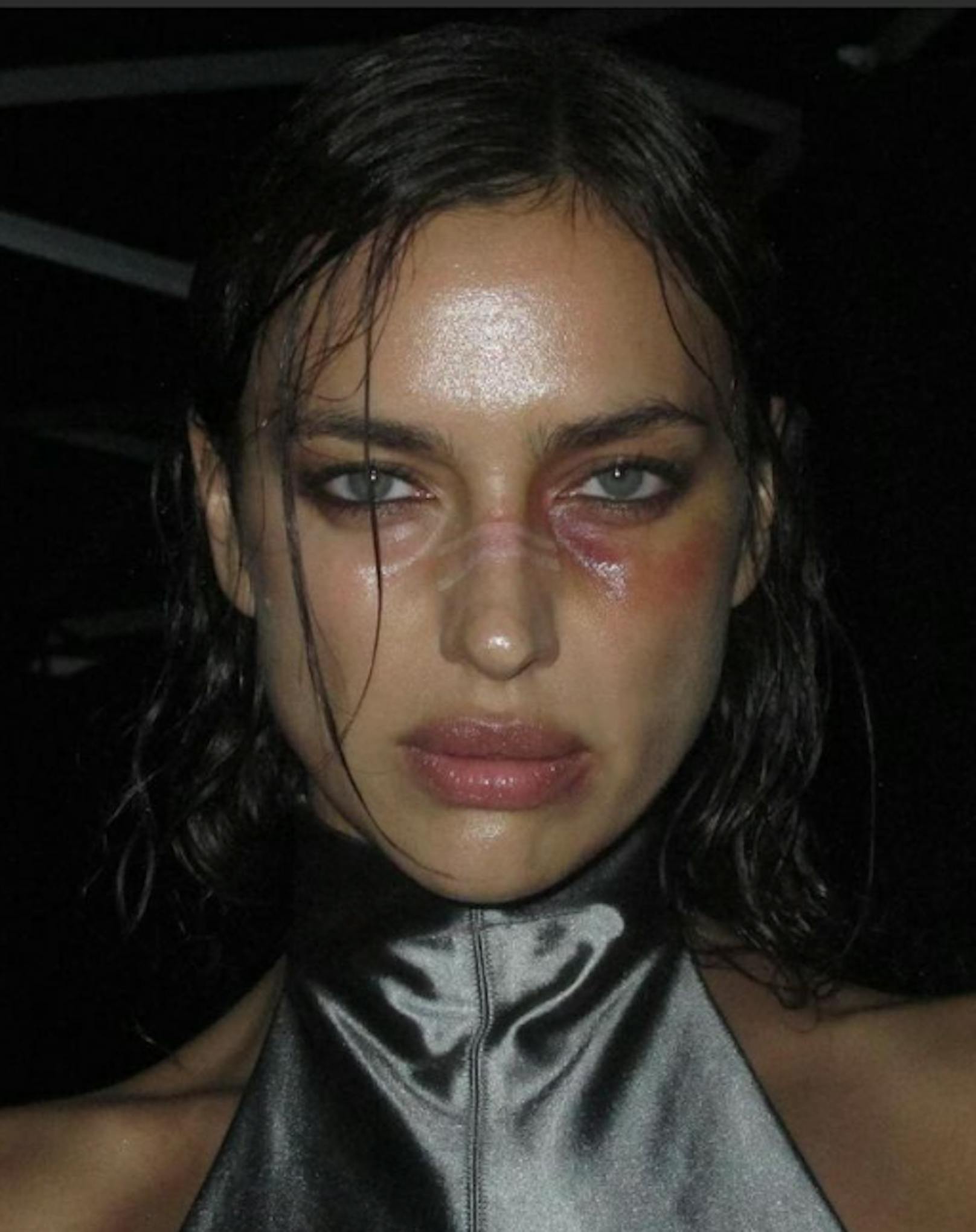 Gott sei Dank handelt es sich bei diesem Foto von Model Irina Shayk nur um Make-up und keine echten Verletzungen.