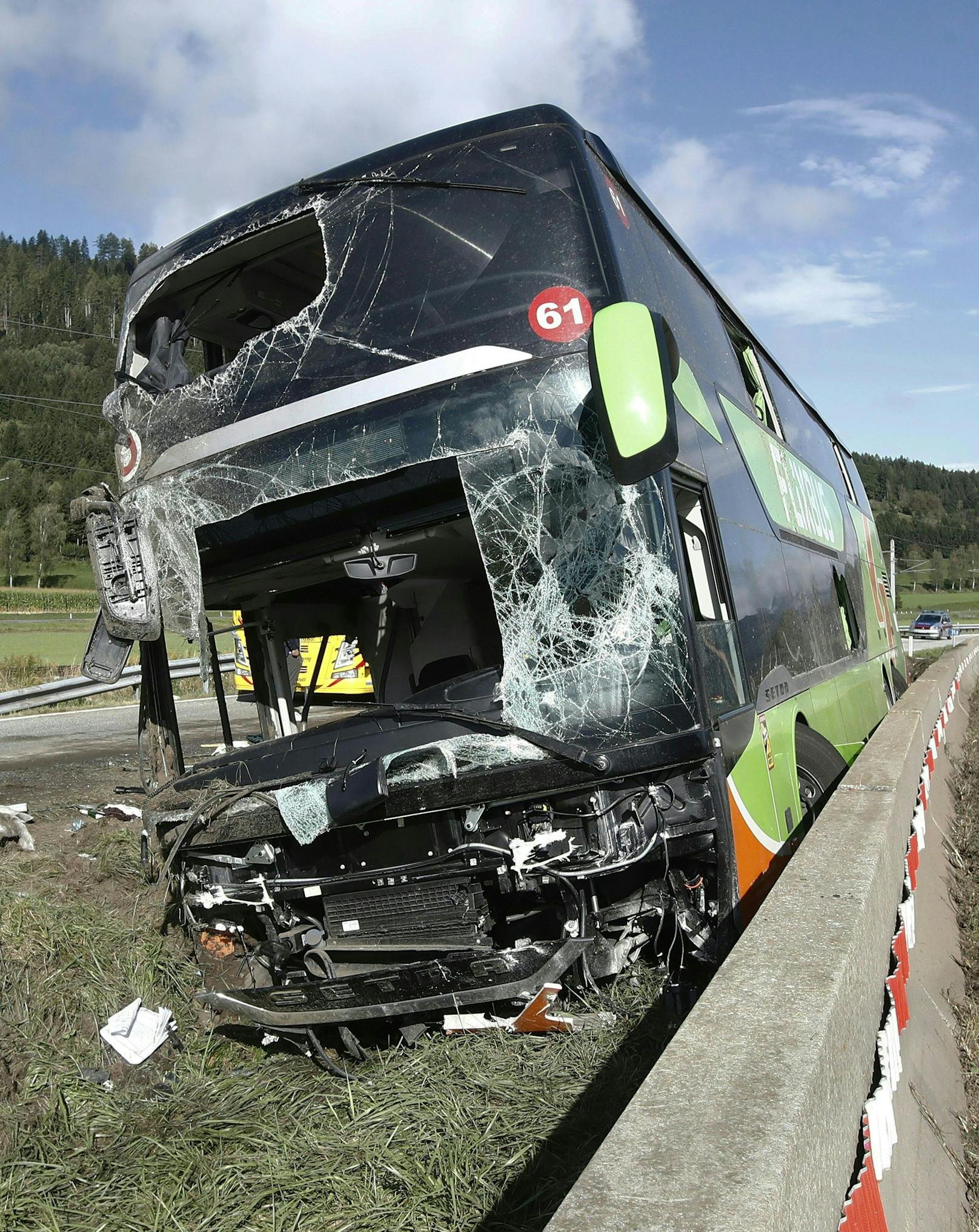 Der Bus wurde bei dem Unfall schwer beschädigt.