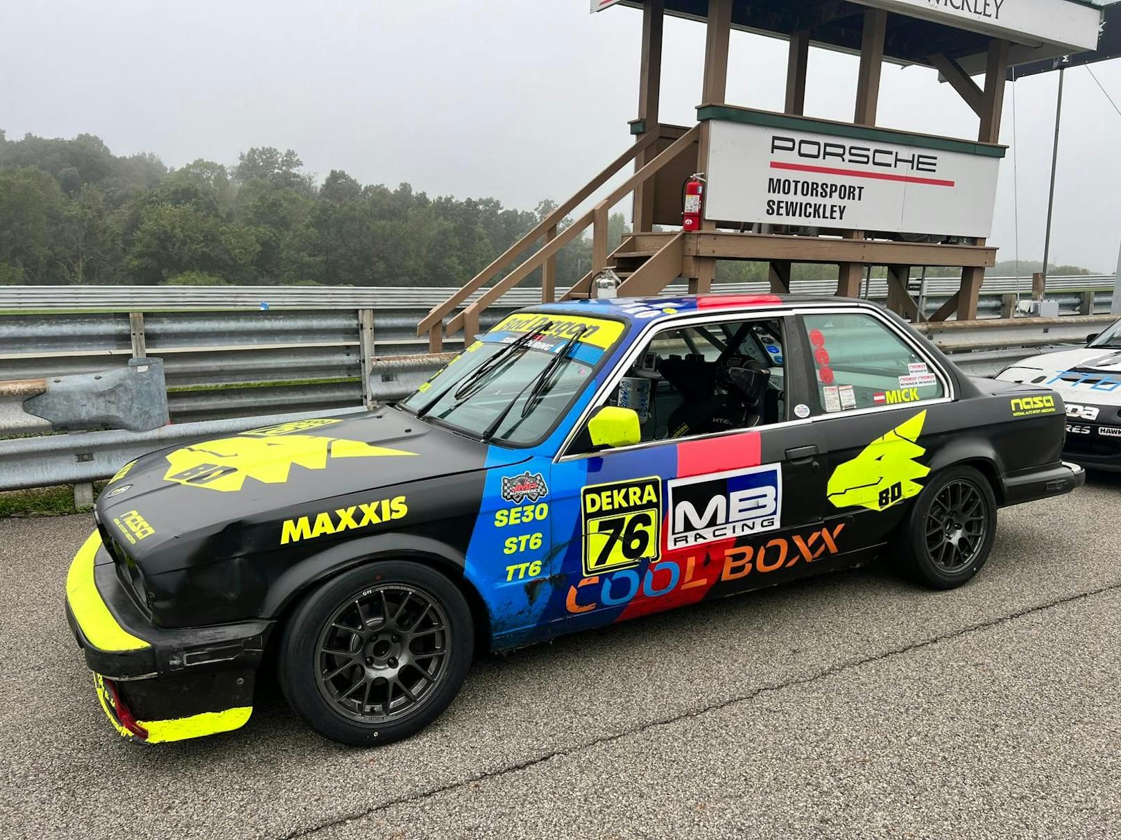 Mick Blue ist weiter auf der Überholspur! Der steirische Pornostar raste mit seinem "Bad Dragon BMW" bei der TT6-Meisterschaft der National Auto Sport Association (NASA) auf den starken zweiten Platz.