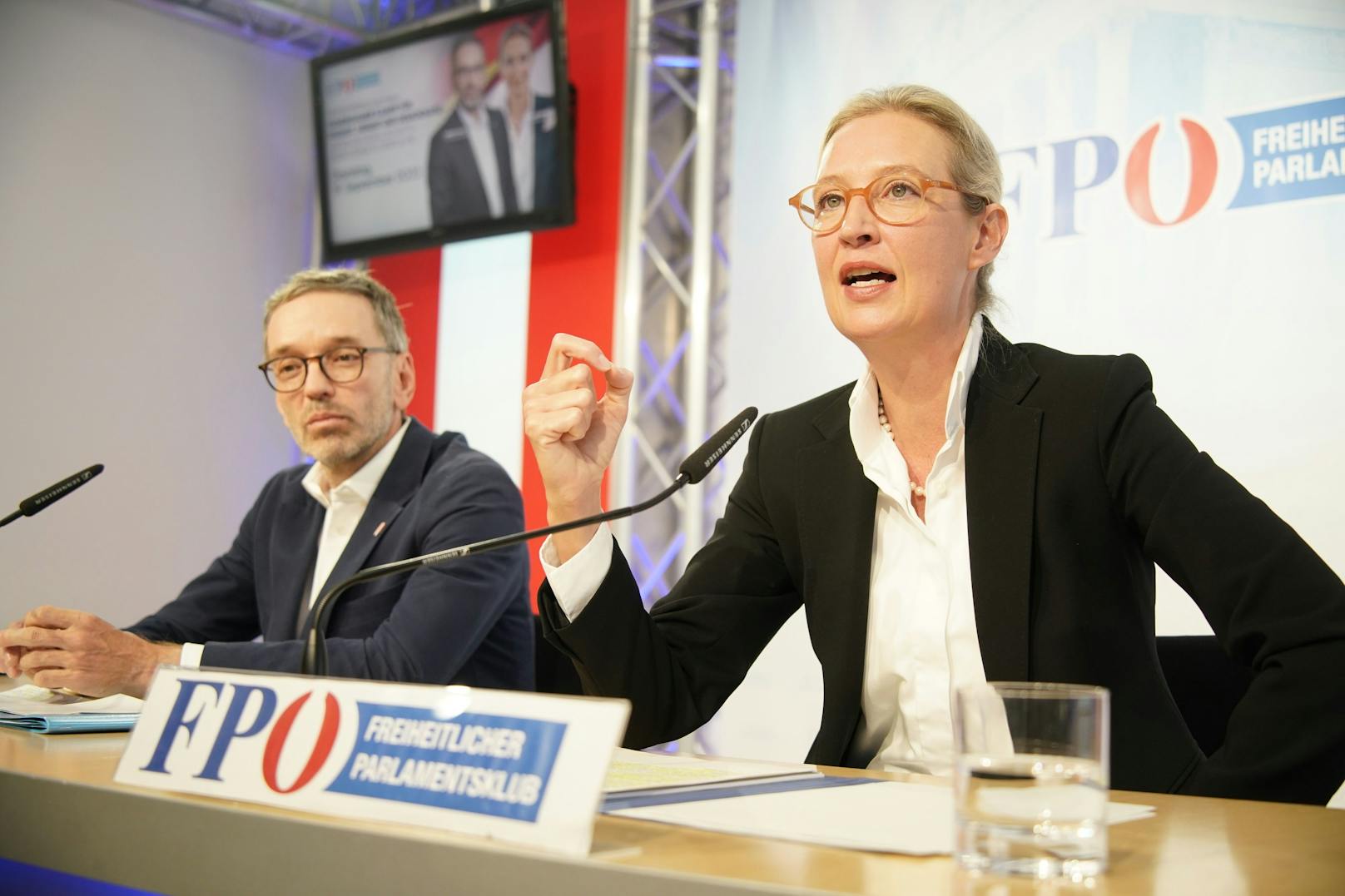 Doppelt rechts: Alice Weidel (AfD) zu Gast in Wien für eine gemeinsame Pressekonferenz mit Herbert Kickl (FPÖ) am 19. September 2023. Beide Parteien begreifen sich als "Schwesterparteien".