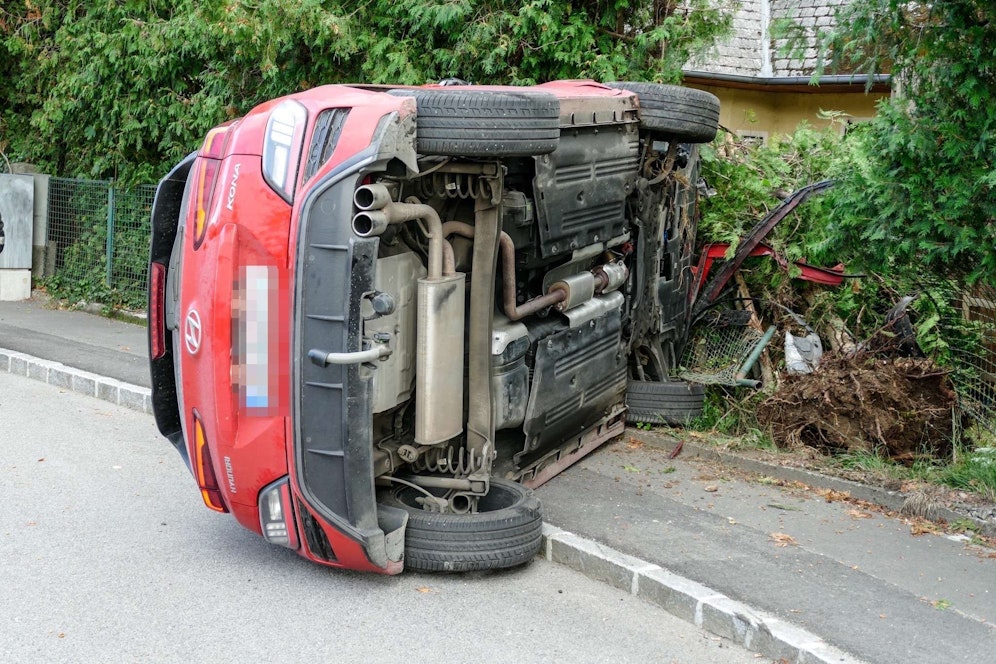 Spektakulärer Verkehrsunfall vor Kindergarten