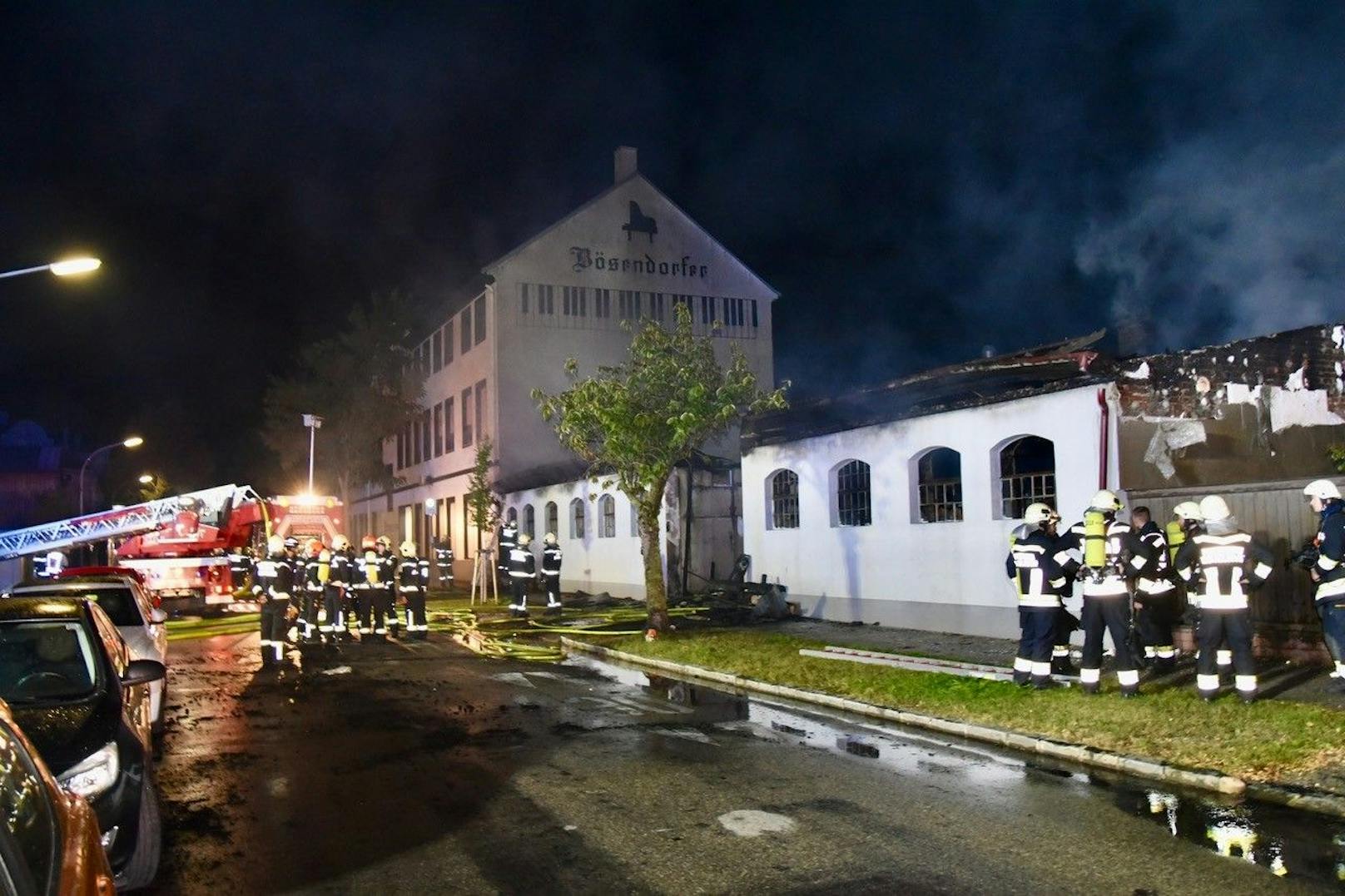 Großeinsatz in Niederösterreich! In einem Nebengebäude in der Bösendorfer-Klavierfabrik im Herzen von Wiener Neustadt brach am Dienstagabend ein Feuer aus. Insgesamt waren vier Feuerwehren mit 15 Fahrzeugen und 80 Einsatzkräften vor Ort.