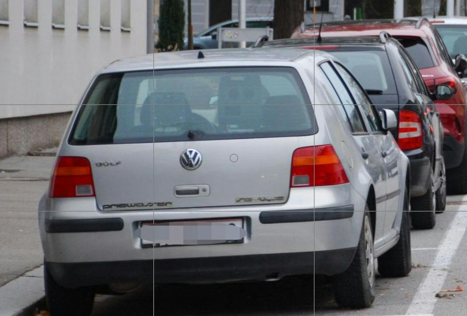 In vielen Städten sind mobile Radargeräte unterwegs. Bei diesem Auto in Ried sind die Kameras hinter der Scheibe zu erkennen.