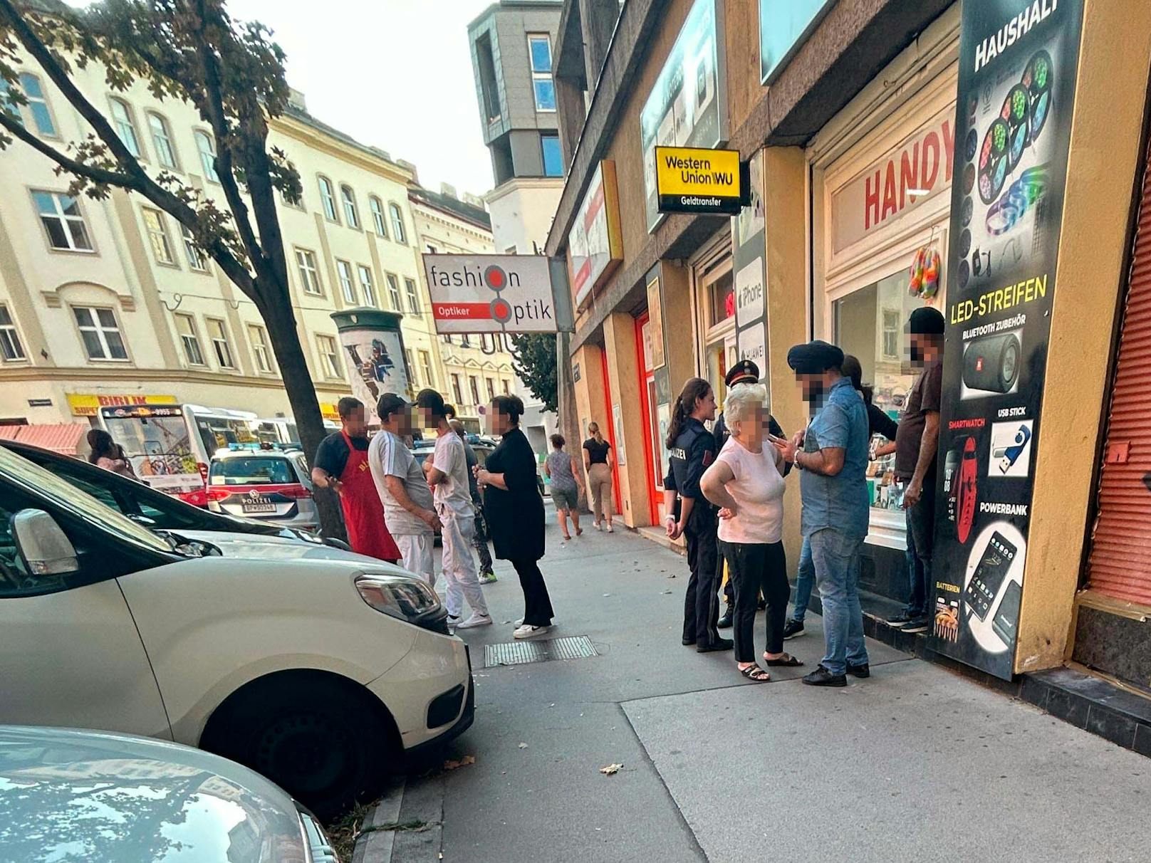 Vor dem Handy-Geschäft kommt es vermehrt zu dubiosen Attacken durch Unbekannte.