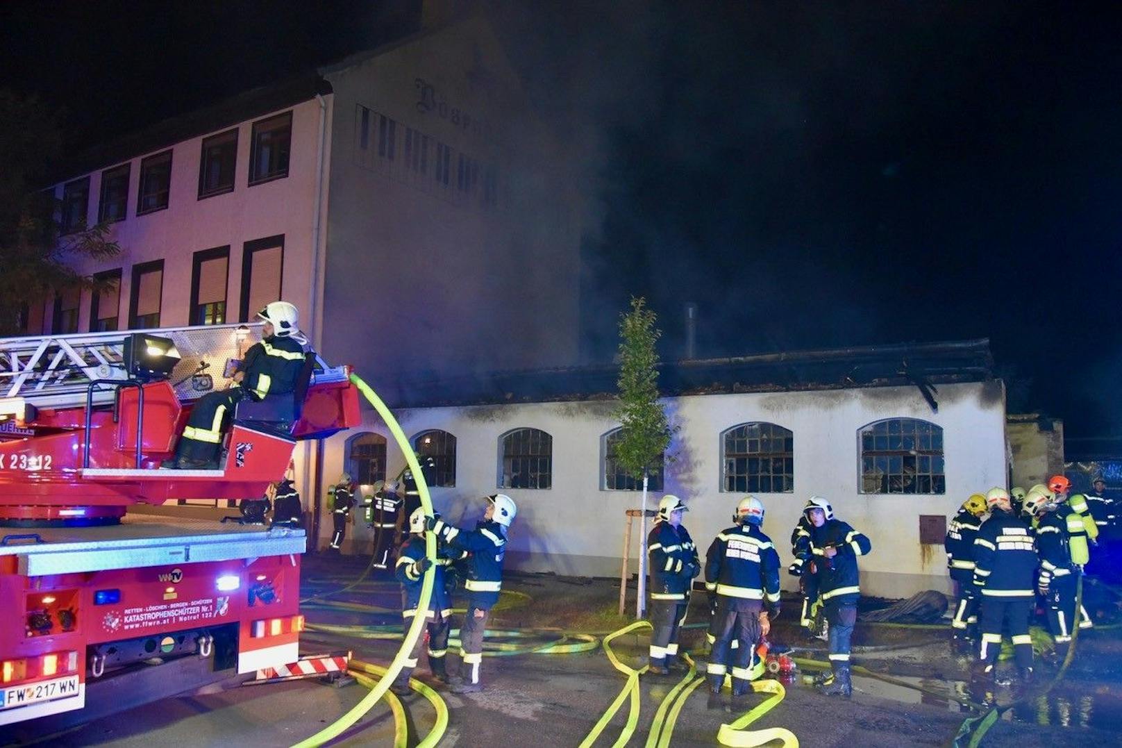 Großeinsatz in Niederösterreich! In einem Nebengebäude in der Bösendorfer-Klavierfabrik im Herzen von Wiener Neustadt brach am Dienstagabend ein Feuer aus. Insgesamt waren vier Feuerwehren mit 15 Fahrzeugen und 80 Einsatzkräften vor Ort.