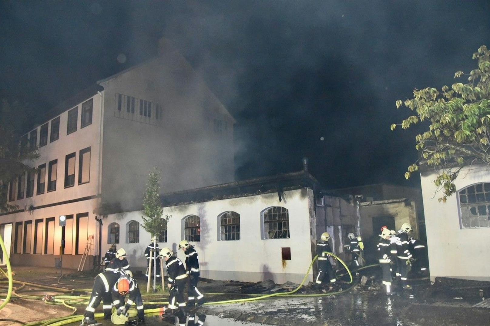 Großeinsatz in Niederösterreich! In einem Nebengebäude in der Bösendorfer-Klavierfabrik im Herzen von Wiener Neustadt brach am Dienstagabend ein Feuer aus. Insgesamt waren vier Feuerwehren mit 15 Fahrzeugen und 80 Einsatzkräften vor Ort.