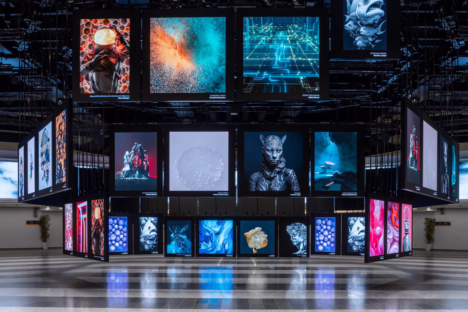 Mit 52 einzeln steuerbaren LED-Elementen sind Inszenierungen und Transformationen möglich. Mit nur kleinen Adaptionen kann in kurzer Zeit über 60 Motoren ein Ausstellungsbereich, eine begehbare Kunstausstellung oder eine interaktive Bühne in der Eingangshalle geschaffen werden.