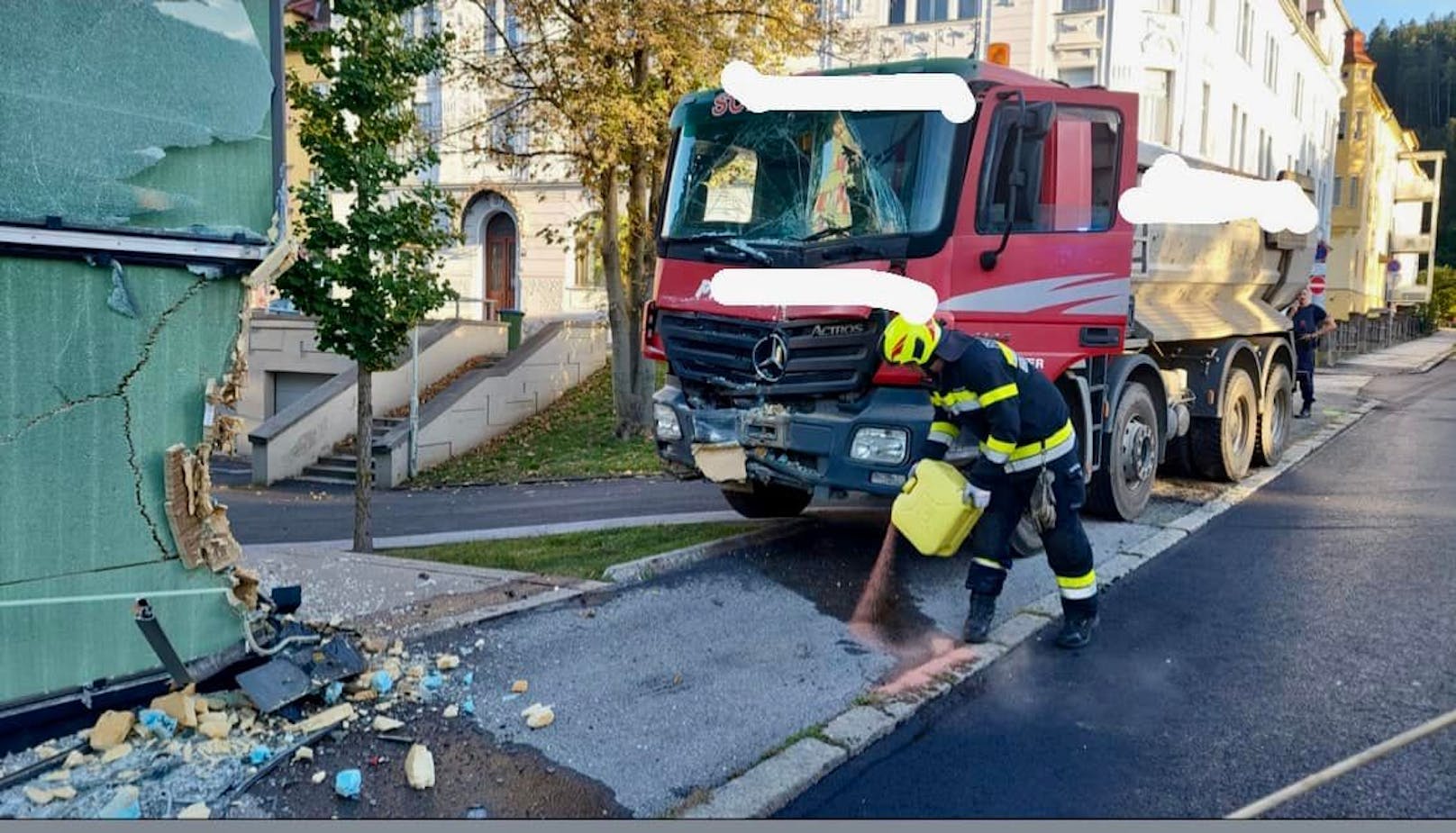 ...Absicherung der Unfallstelle im Einsatz. <a target="_blank" data-li-document-ref="100292463" href="https://www.heute.at/g/voll-beladener-lkw-knallt-in-bezirksgericht-100292463">Hier weiterlesen &gt;&gt;</a>