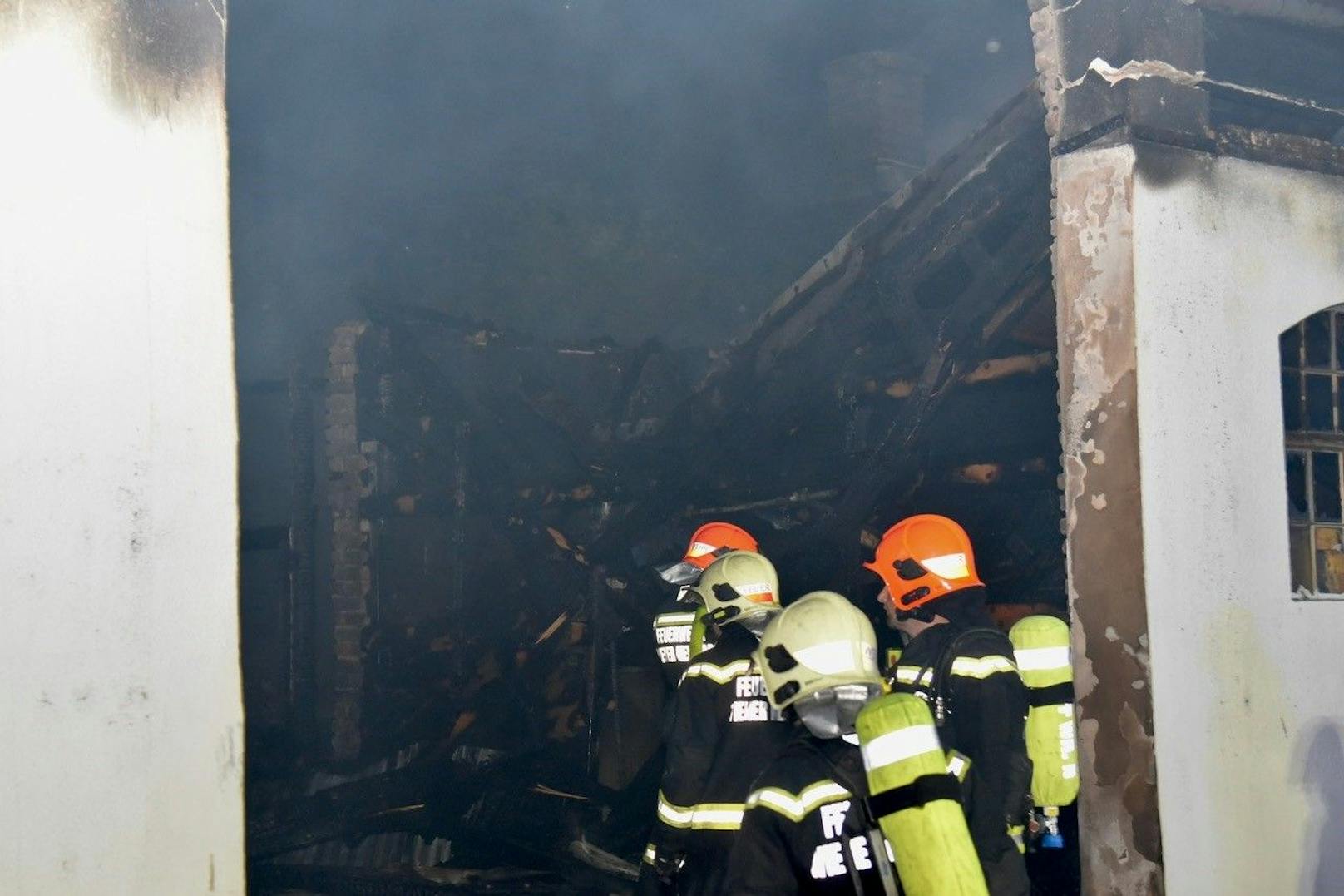 Großeinsatz in Niederösterreich! In einem Nebengebäude in der Bösendorfer-Klavierfabrik im Herzen von Wiener Neustadt brach am Dienstagabend ein Feuer aus. Insgesamt waren vier Feuerwehren mit 15 Fahrzeugen und 80 Einsatzkräften vor Ort.