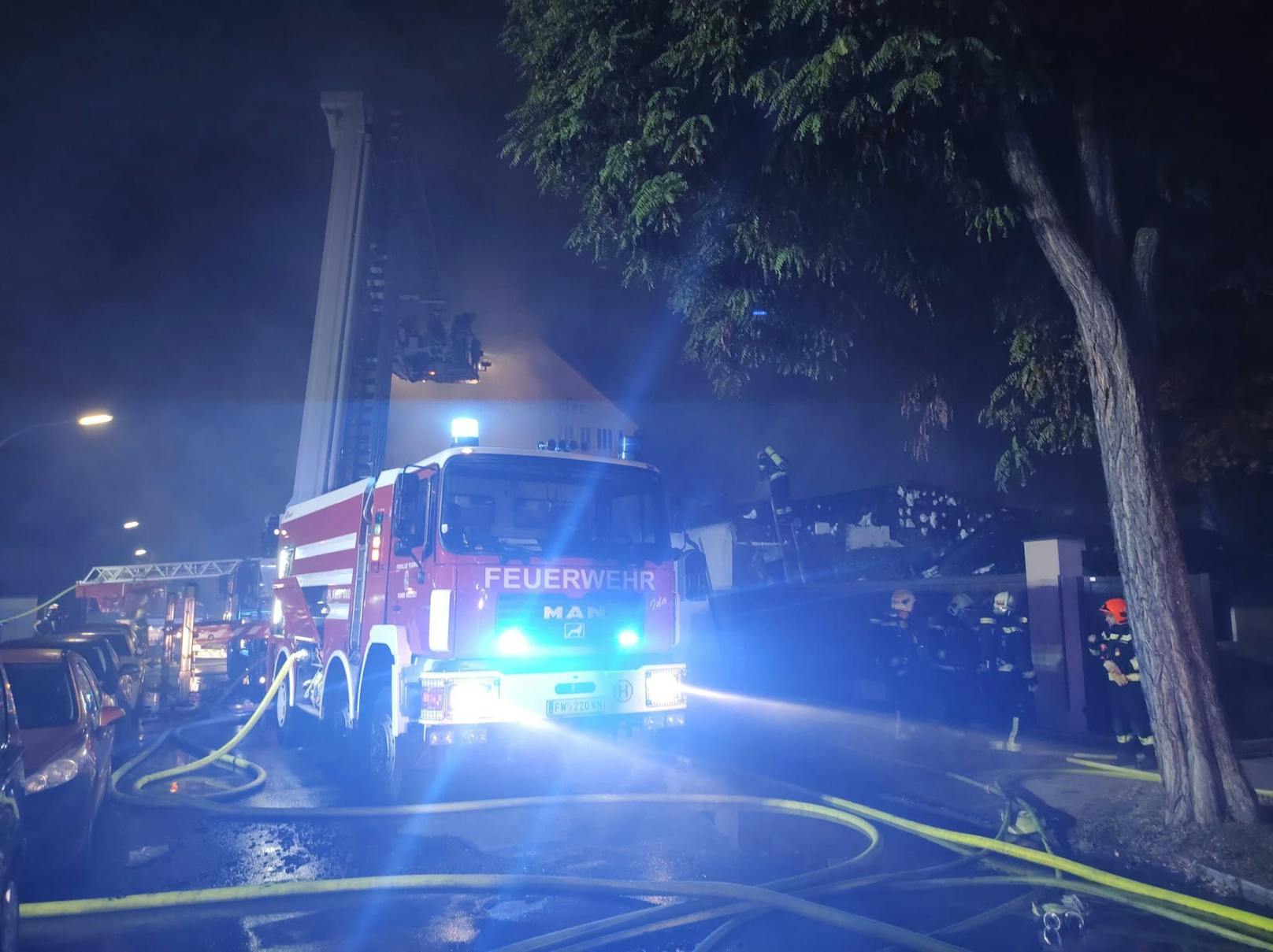 In der Klavierfabrik Bösendorfer in Wiener Neustadt (NÖ) ist in der Nacht auf Mittwoch ein Brand ausgebrochen. Vier Feuerwehren waren mit knapp 100 Helfern im Einsatz.