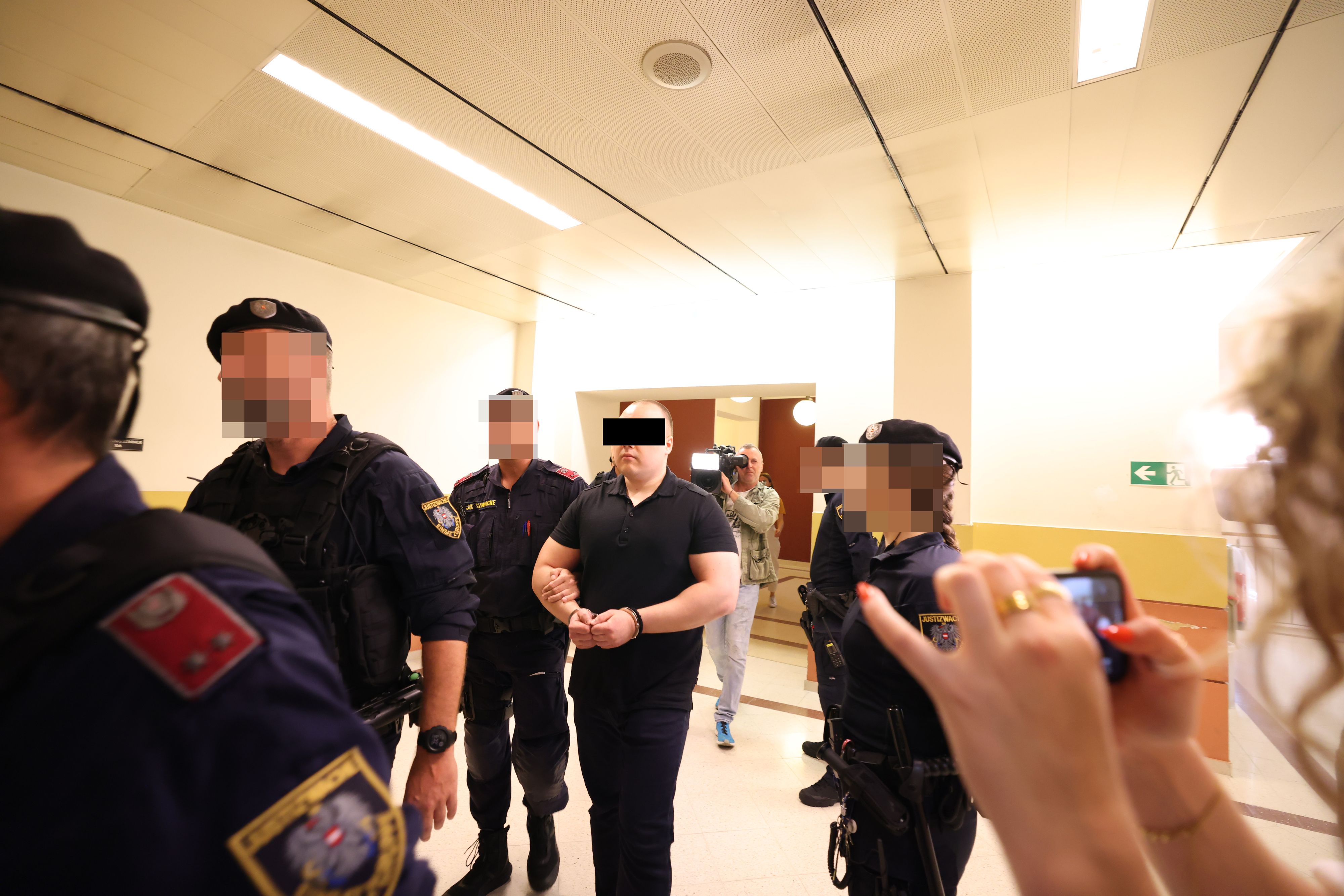 Höchste Sicherheit: Bewaffnete Beamte bringen Dario D. in den Gerichtssaal.