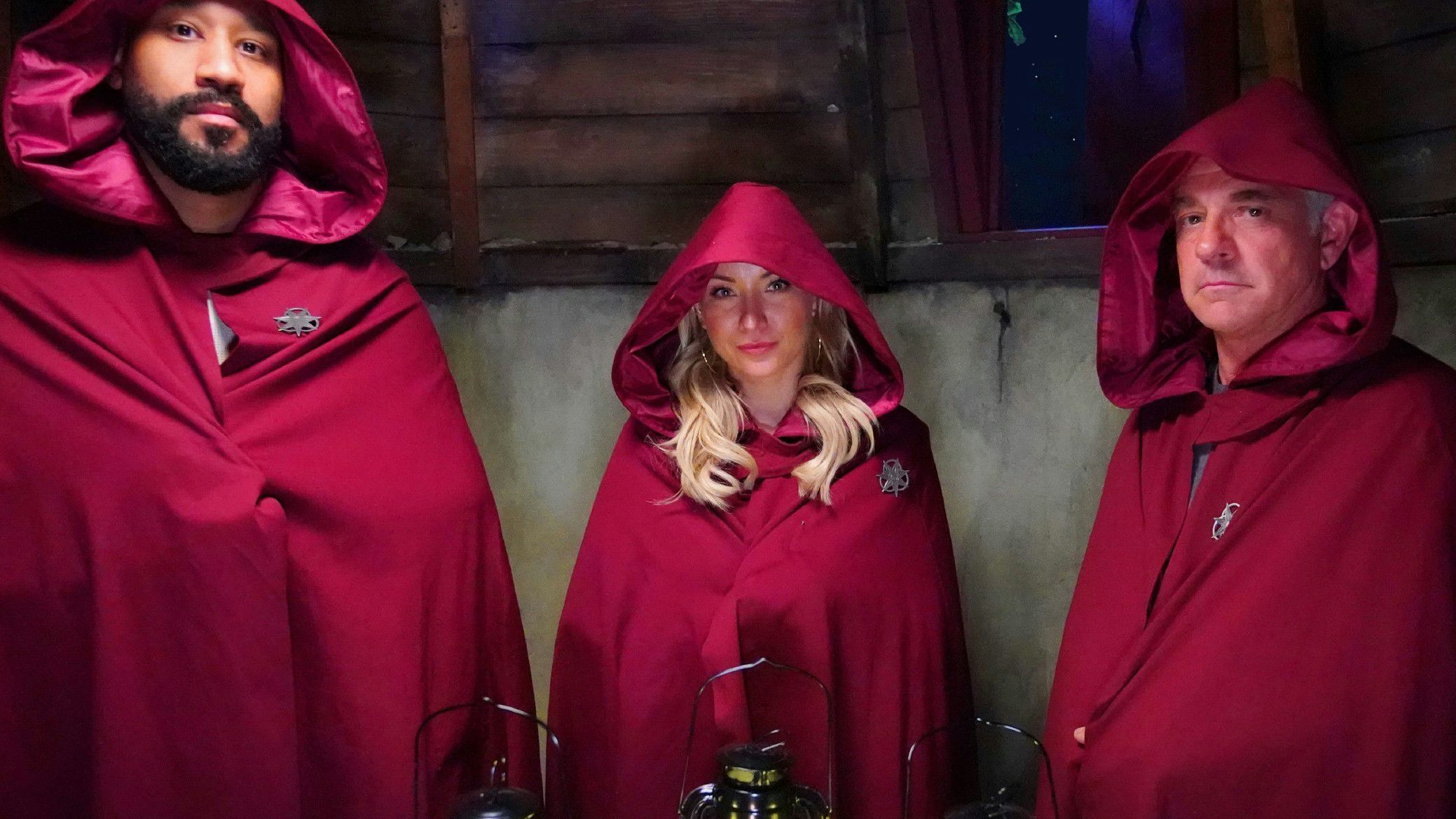 +++ ACHTUNG SPERRFRIST  KEINE VERÖFFENTLICHUNG VOR DEM 20.09.2023, 22:30 Uhr +++  Folge 1: Zu Beginn der ersten Folge wählt Moderatorin Sonja Zietlow drei Verräter aus. Nur Sonja und die Zuschauer, wissen, wer ab jetzt im Schloss manipoliert, betrügt, Zweifel säht und mordet; und die Verräter unter sich, natürlich: (v.l.) Jalil, Anna-Carina Woitschack und Florian Fitz.  +++ Die Verwendung des sendungsbezogenen Materials ist nur mit dem Hinweis und Verlinkung auf RTL+ gestattet. +++