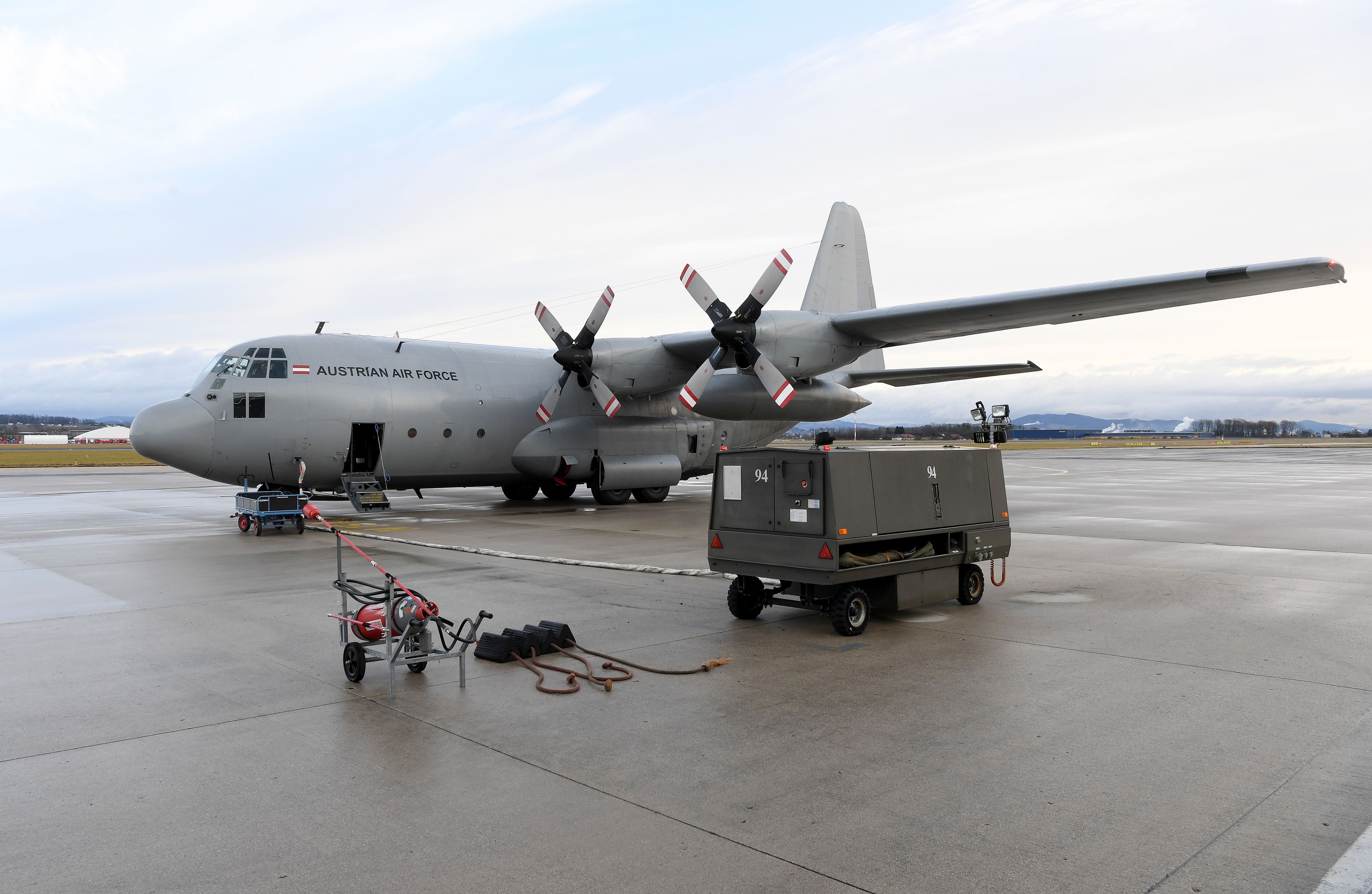 Die Österreicher werden mit einer Hercules nach Hause gebracht.